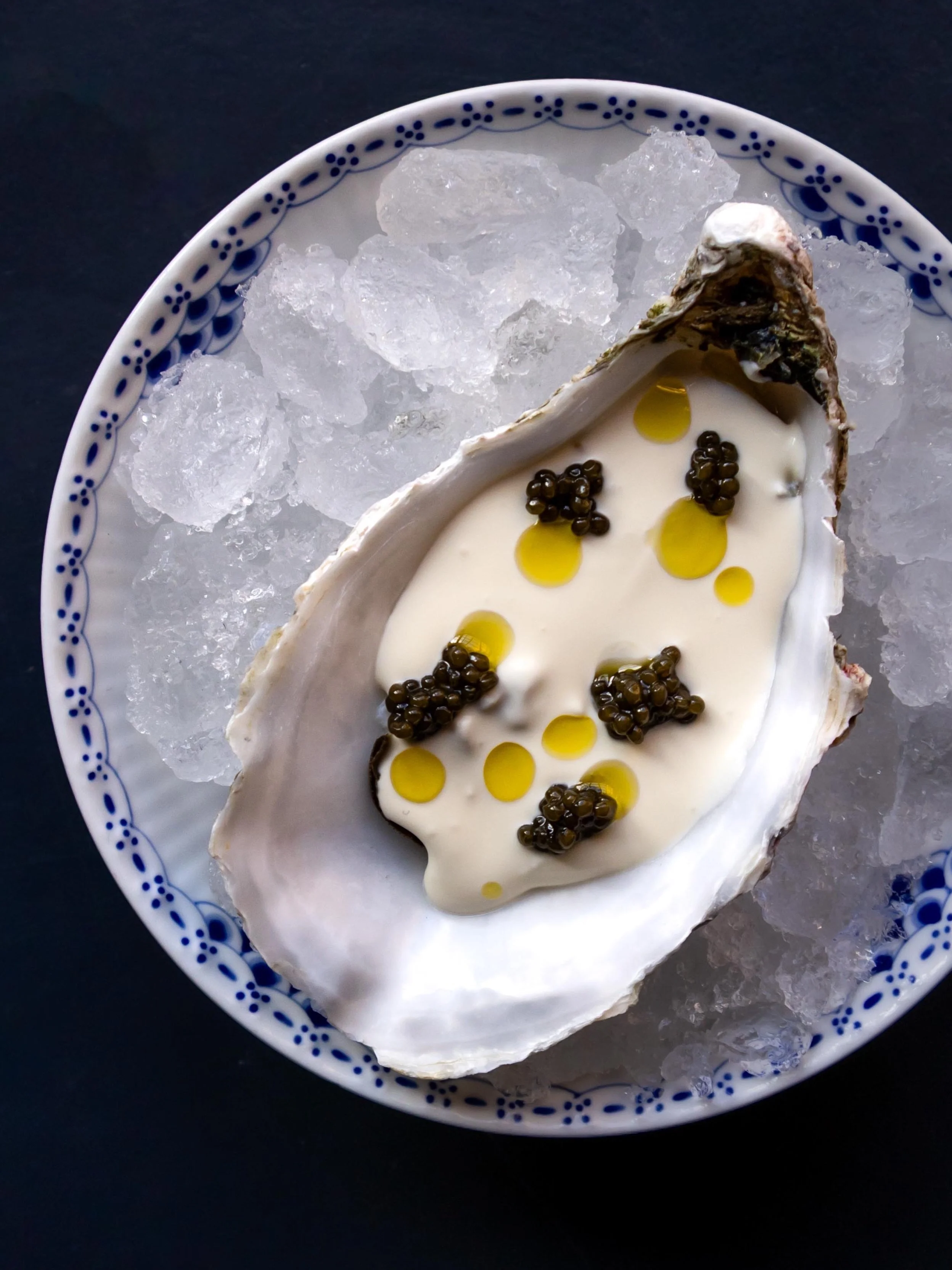 Nyt snackkort p&aring; @restaurantmaven 🦪
Mavens nye snackmenu byder blandt andet p&aring; &oslash;sters fra Kys l&rsquo;&Eacute;toile, pocheret Gillardeau med Rossini-caviar, sardiner p&aring; konserves og croustade med chokoladefodret okseinderl&a
