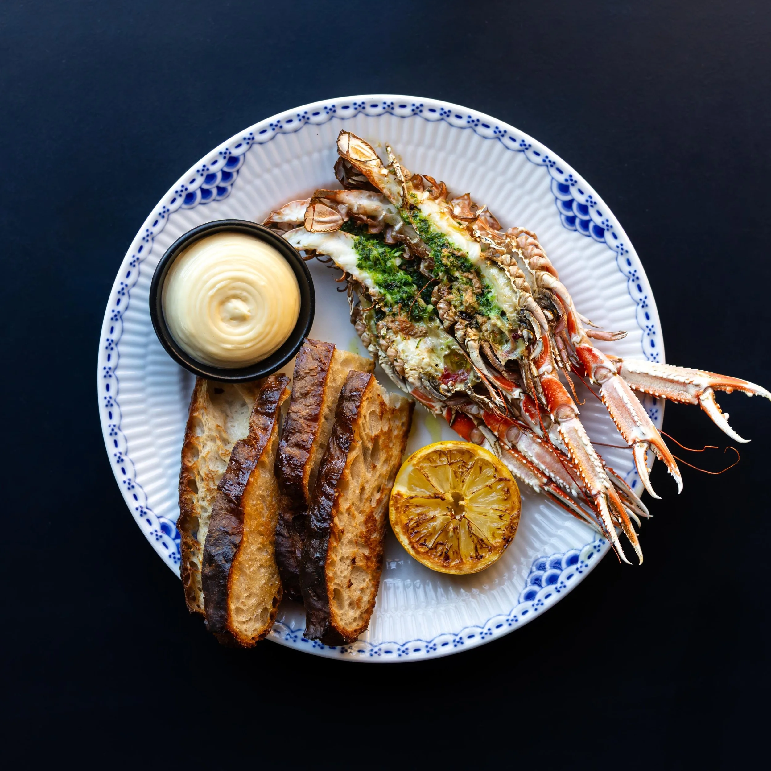 Gratinerede jomfruhummere med urte- og hvidl&oslash;gssm&oslash;r 🦞✨ Sommeraftener kalder p&aring; gode smage og et glas koldt i h&aring;nden 😍

Find dem p&aring; vores aftenkort - book bord i dag!

#restaurantmaven #k&oslash;benhavn #ibyen #visitc