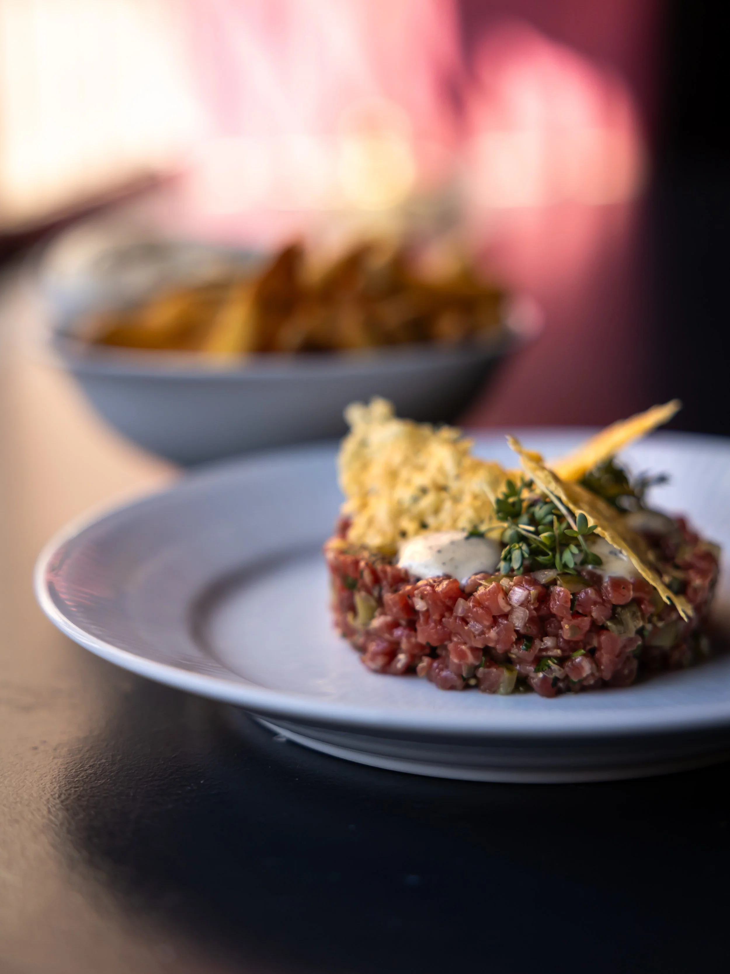 NY TATAR P&Aring; MENUEN ❤️
H&aring;ndsk&aring;ret oksetatar af choko-kvie fra Freygaard med tr&oslash;ffelmayo, chips p&aring; Vesterhavsost, kapers og cornichoner. Serveres selvf&oslash;lgelig med spr&oslash;de pommes frites.

Book bord p&aring; ww