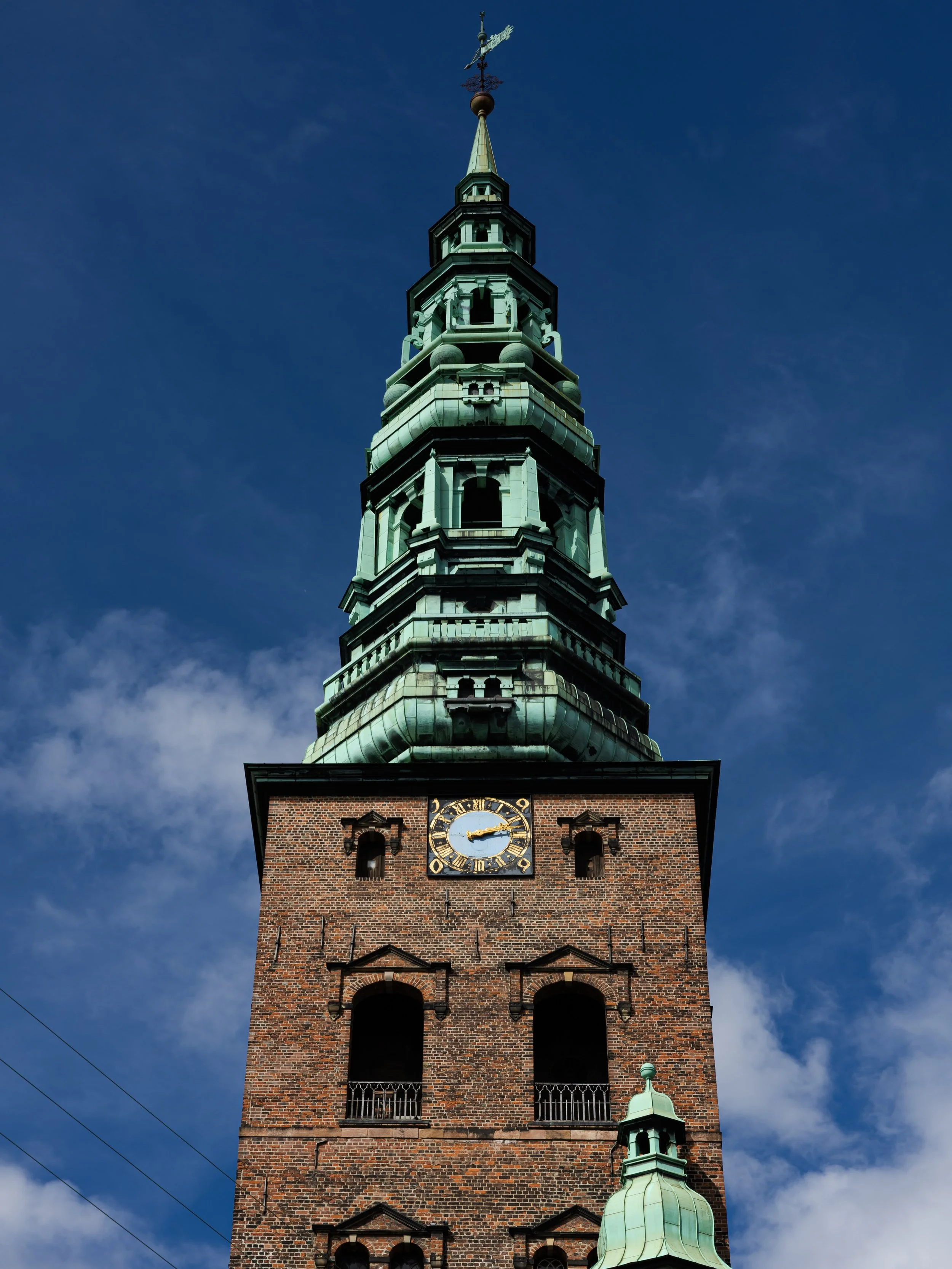 Midt i K&oslash;benhavn, omgivet af historie❤️
P&aring; Nikolaj Plads finder du Maven i den smukke, gamle Nikolaj Kirke. Her danner historiske mure og charmerende kroge rammen om alt fra en hyggelig frokost til en lang middag med dem, du holder af.

