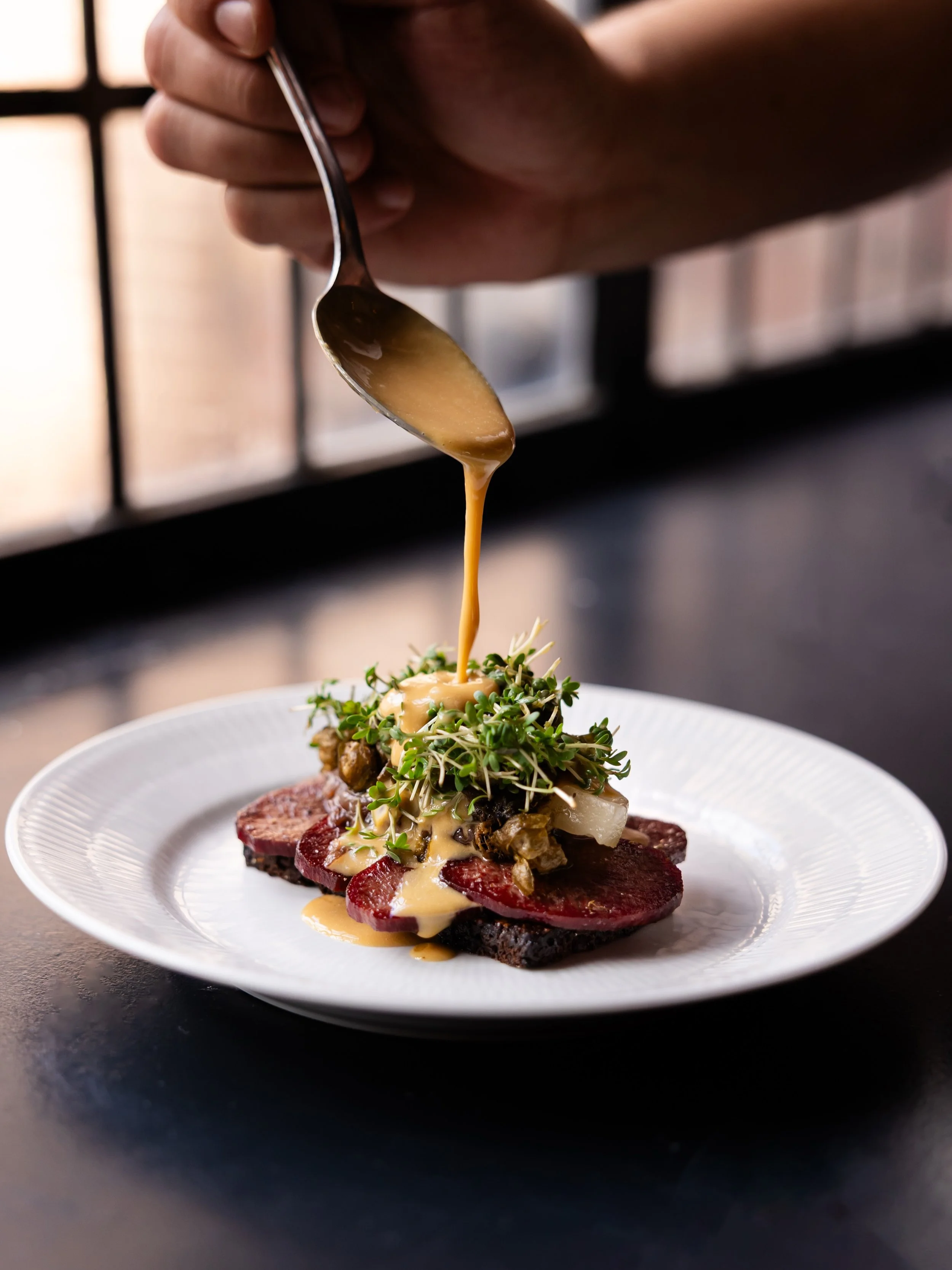 Mavens nye frokostmenu 🍂
Der er kommet nyheder p&aring; frokostkortet! Pr&oslash;v blandt andet spr&aelig;ngt kalvetunge eller roastbeef af choko-kvie fra Freygaard, og nyd en dejlig frokost i vores historiske rammer p&aring; Nikolaj Plads.

Se alle