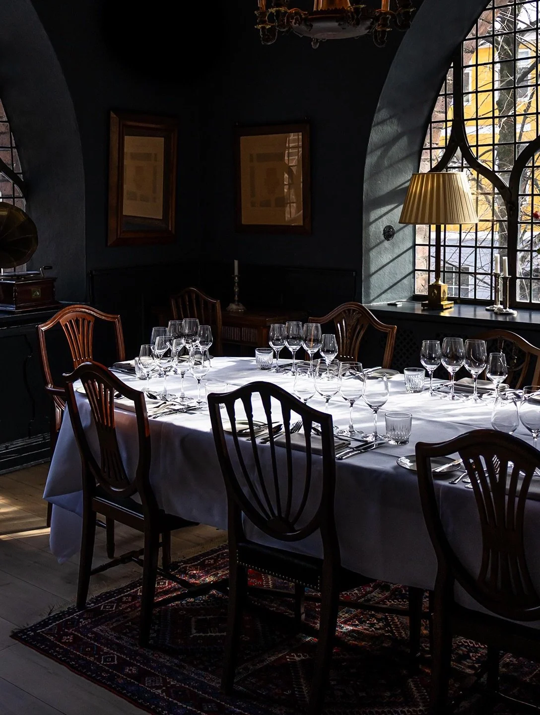 Mavens historiske kroge❤️ Det er sv&aelig;rt ikke at blive forelsket i Nikolaj Kirkes smukke lokaler. Tag et kig indenfor i vores to selskabslokaler, Mindestuen og Logestuen, og i selve restauranten. Tre rum med hver deres charme og masser af histori