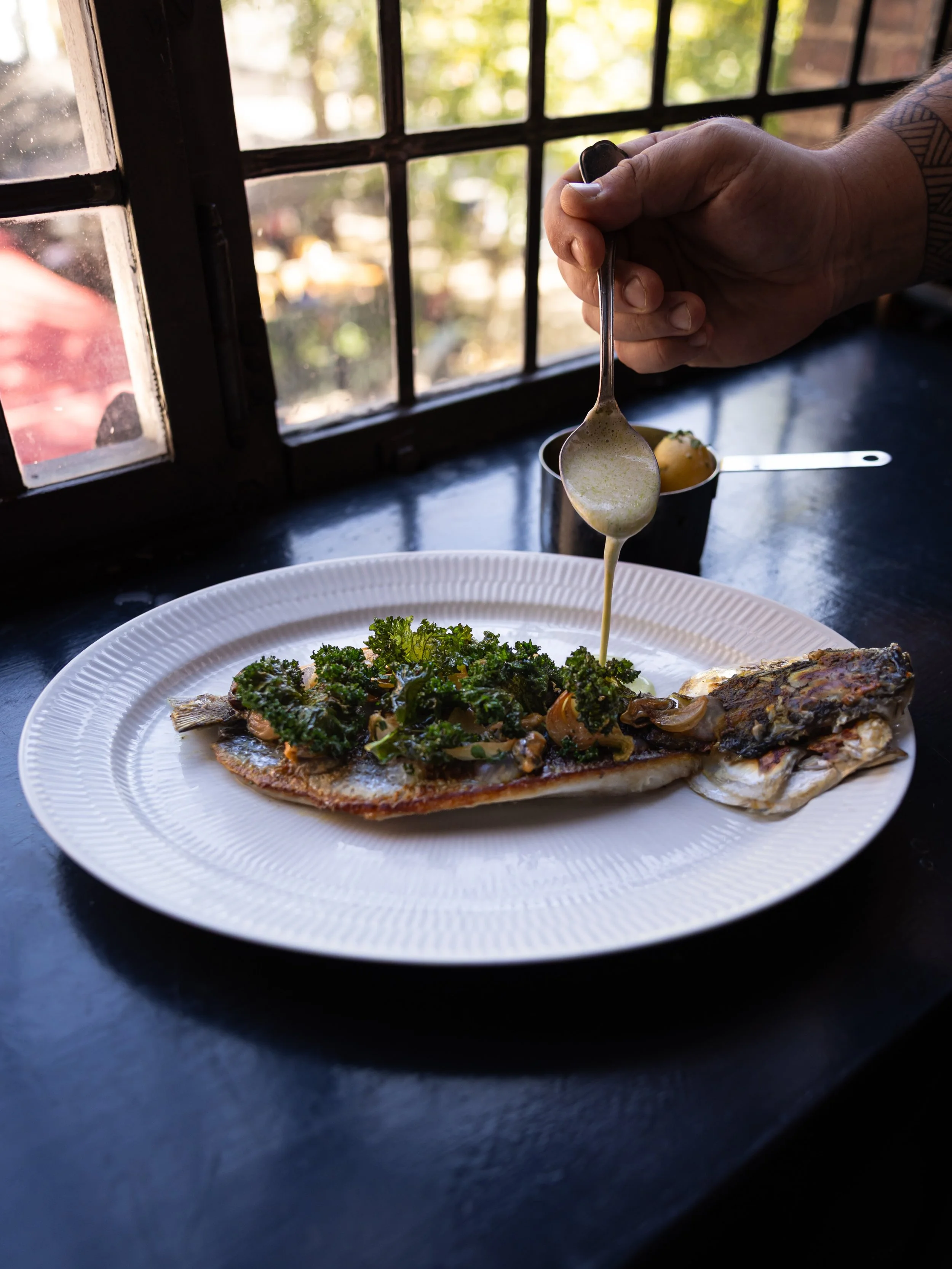 Skindstegt multe p&aring; aftenkortet🍽️ Hos @restaurantmaven serverer vi skindstegt multe med spr&oslash;d gr&oslash;nk&aring;l, karamelliserede l&oslash;g, muslinger og blanquette p&aring; brunet sm&oslash;r.

Kig forbi til en dejlig middag midt p&