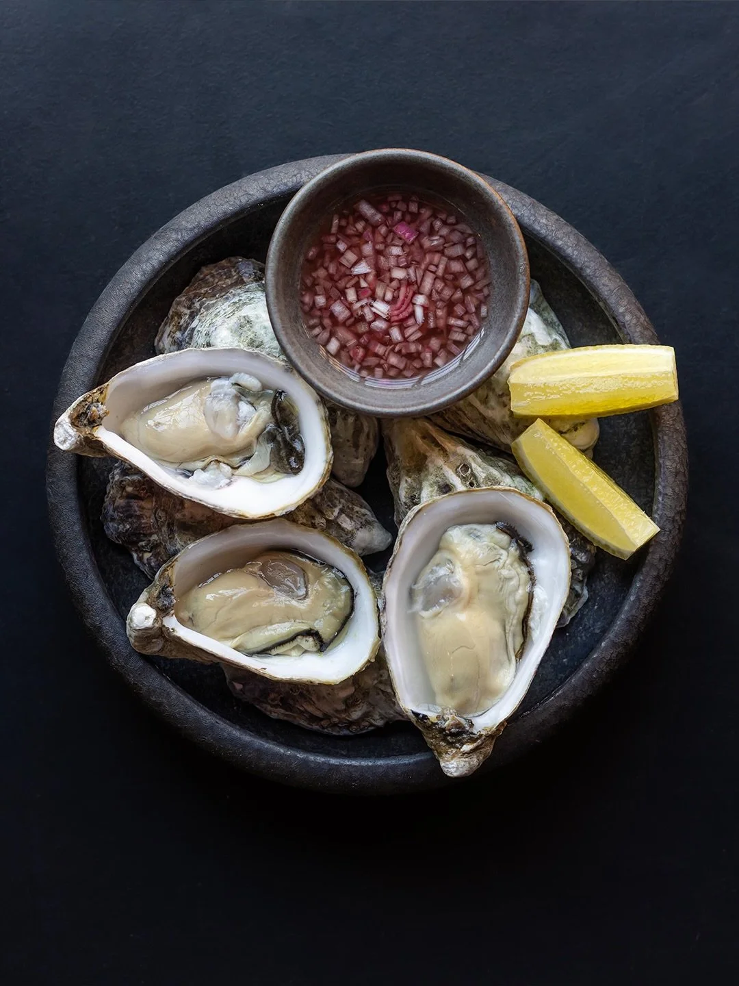 Snacks hele dagen p&aring; Maven 🦪
Nyd naturelle &oslash;sters med mignonette, croustade med oksetatar eller pat&eacute; med grillet br&oslash;d og dijonsennep.

Bestil lidt til bordet, eller kig forbi til snacks og et godt glas p&aring; Nikolaj Pla