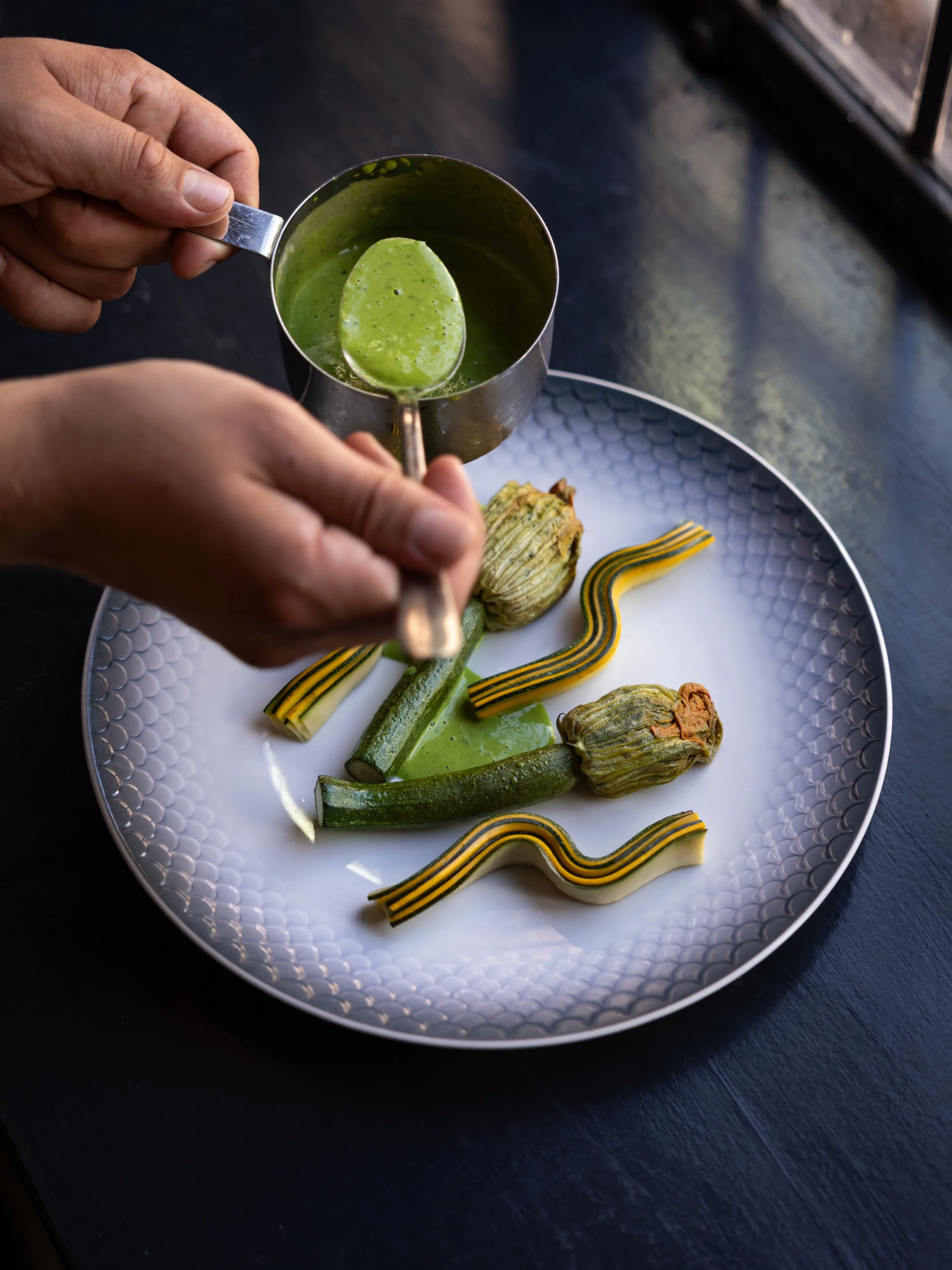 Nyhed p&aring; aftenkortet 😍
Souffleret Coquette Fleur med tr&oslash;ffel og zucchini, sauce nage med Noilly Prat, br&oslash;ndkarsepur&eacute; og spr&oslash;d k&aring;l. Serveres med kartofler &agrave; part.

En smagfuld og vanvittigt flot ret ❤️

