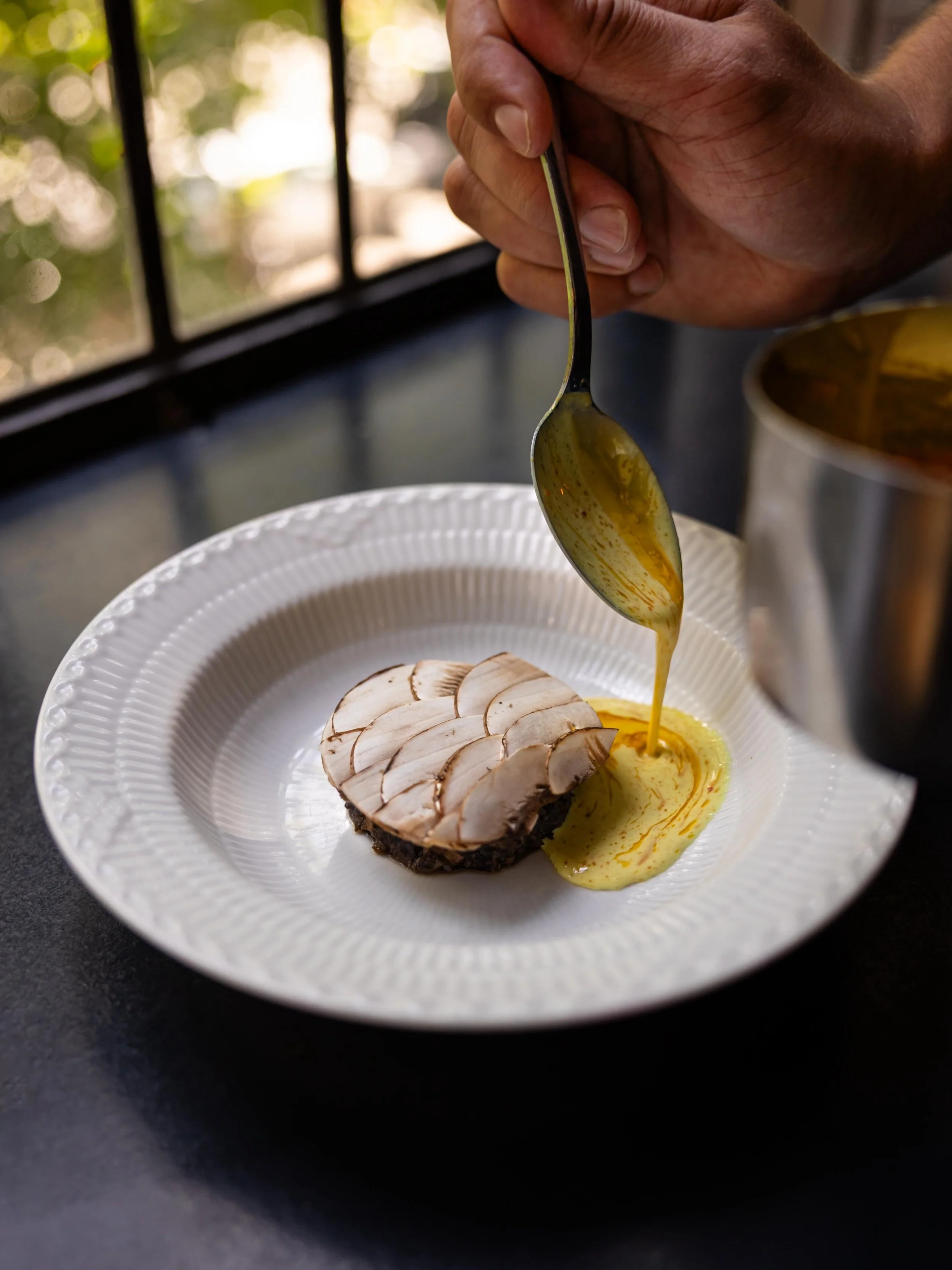 Ny 4-retters menu p&aring; Maven 🍽️
Mavens nye 4-retters menu begynder med svampeduxelles med svampemosaik, vadouvansauce og citron-chiliolie, efterfulgt af quenelle af fisk stegt p&aring; br&oslash;d med fiskebisque og friske urter. Til hovedret se