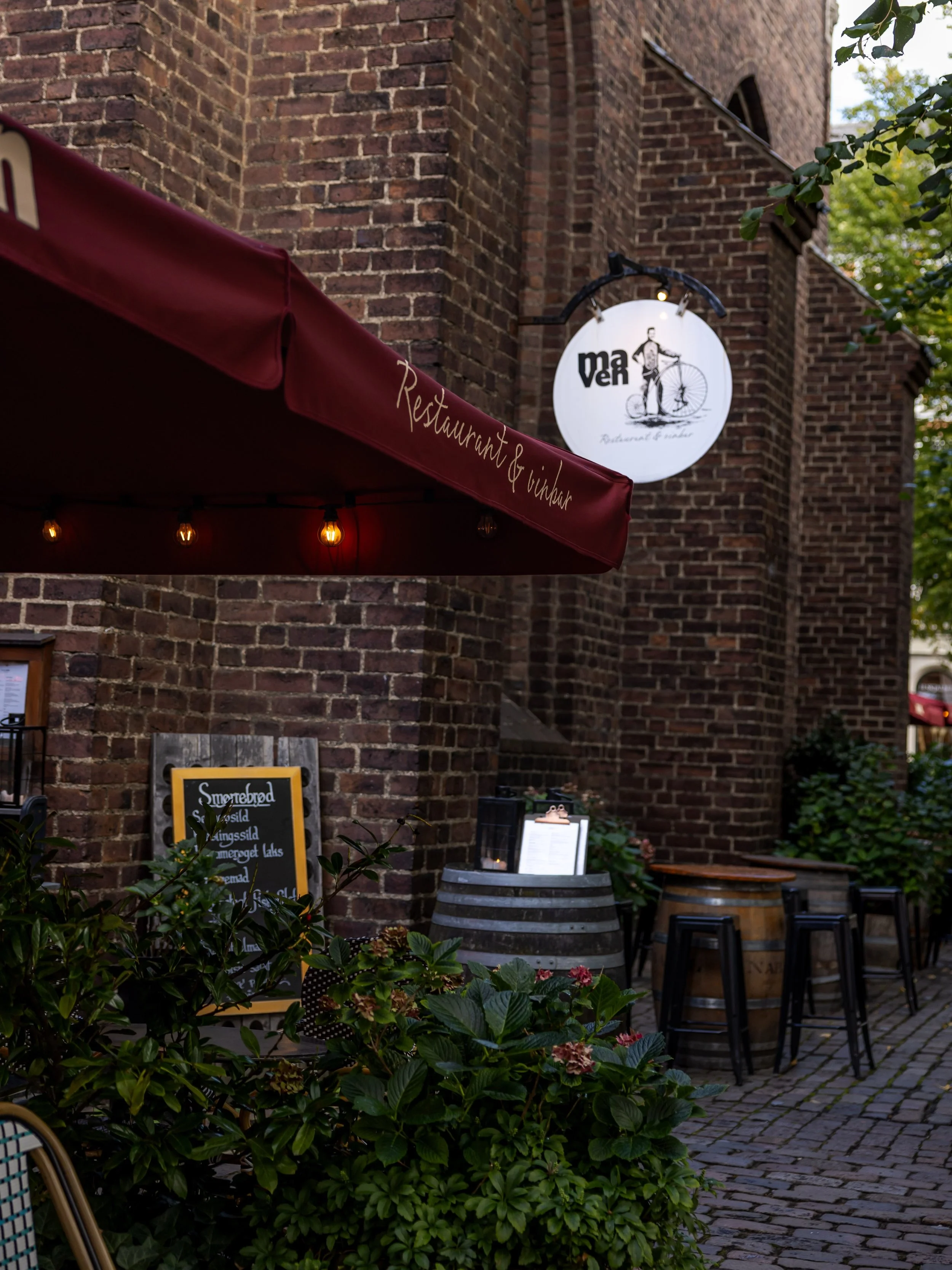 I morgen starter efter&aring;rsferien i K&oslash;benhavn🍂
Skal I p&aring; opdagelse i byen? Tag en pause fra shopping og sightseeing, og kig indenfor p&aring; Maven midt p&aring; Nikolaj Plads. Her kan I f&aring; varmen, nyde en god frokost eller sl