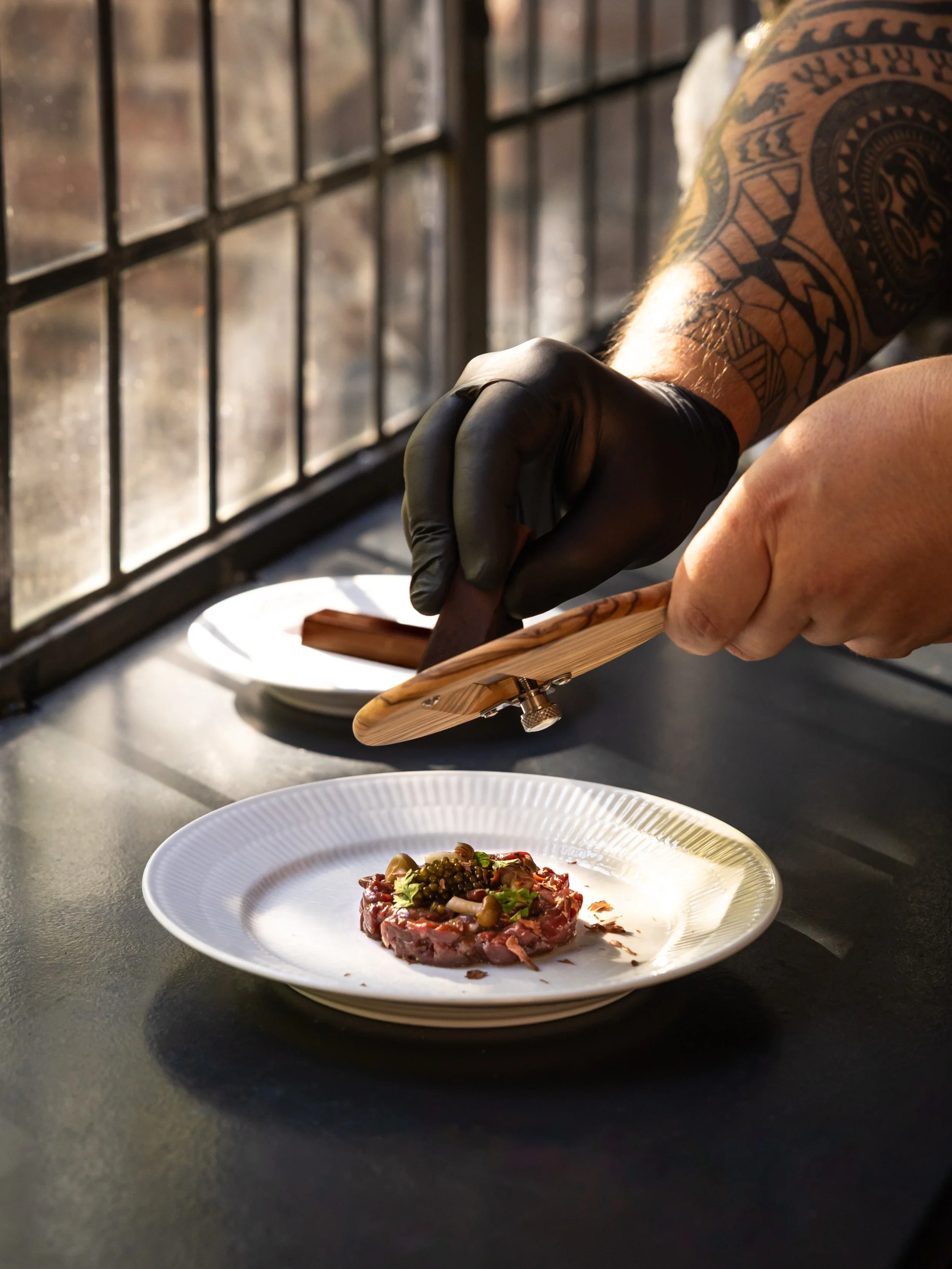 Tatar af kronvildt 🍽️
Kronvildt m&oslash;der m&oslash;rk chokolade i vores tatar med 82% chokolade fra Original Beans, b&oslash;gehatte og Rossini Caviar Baerii Prestige. En ret med dybde, skovens smage og et strejf af luksus.

Vi ses p&aring; Maven