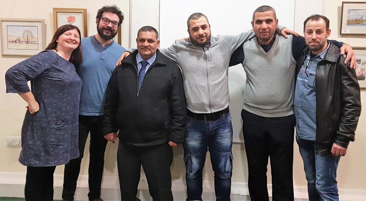 Group photo of the men who took part in the Refugee Digitales course. 
