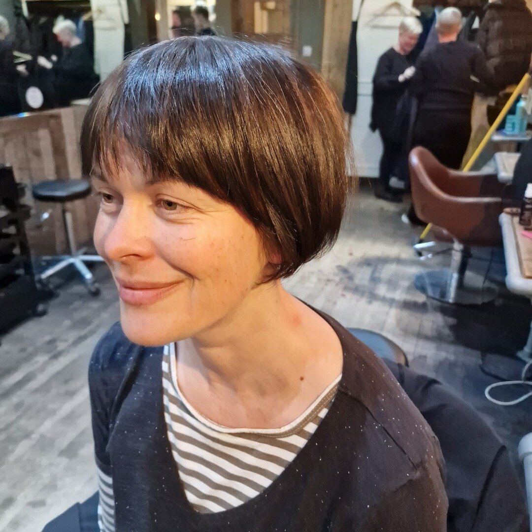 Are you ready to make the chop? ✂️

Veronica has crafted this stylish hairstyle with a precise cut, resulting in a look that makes a short, sharp statement.

Swipe for before ➡️

Book your transformation today via the link in our bio. 

#shinehairbri