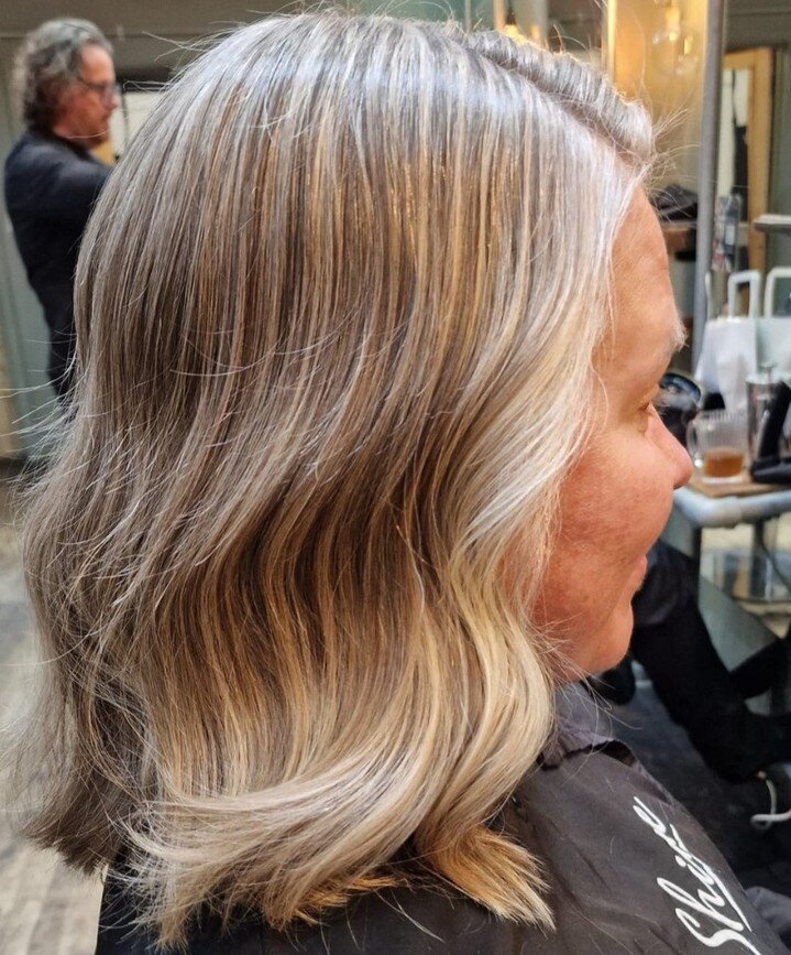 This stunning look was achieved through a team effort, with highlights by Cecilia and a restyle by Veronica ✨

#shinehairbrighton #brightonsalon #brightonhairdresser #brightonlife #thisisbrighton #avedasalon #avedabrighton #hairgoals #haircare