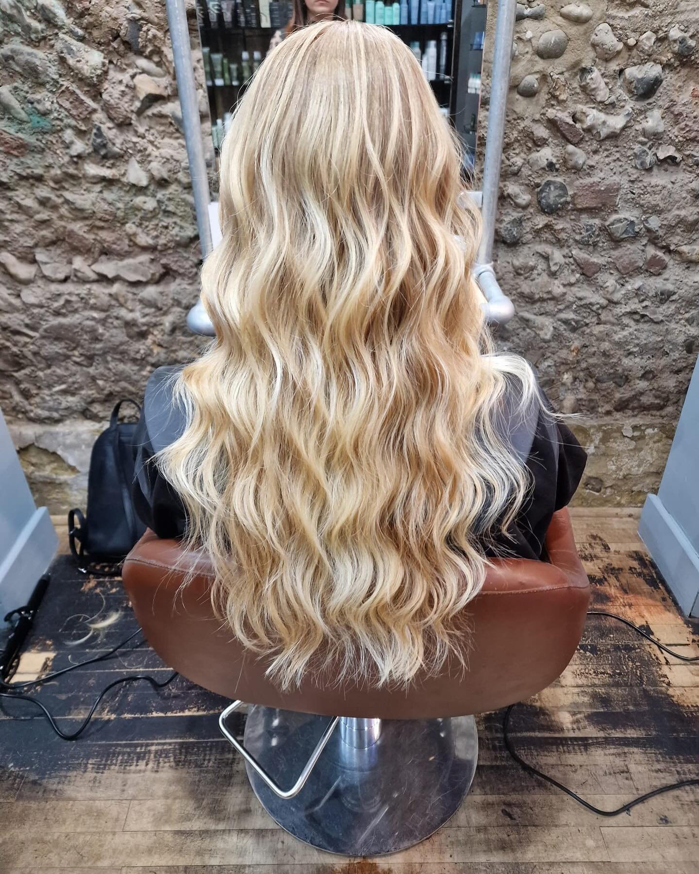 Embracing all this glorious sunshine with endless sun-kissed waves. Beautiful balayage courtesy of Cecilia, cut and blow dry by Veronica 💫

#balayage #blondewaves #avedacolourist #haircolourtrends #wavyhair #summerhair #avedasalon #avedabrighton #br
