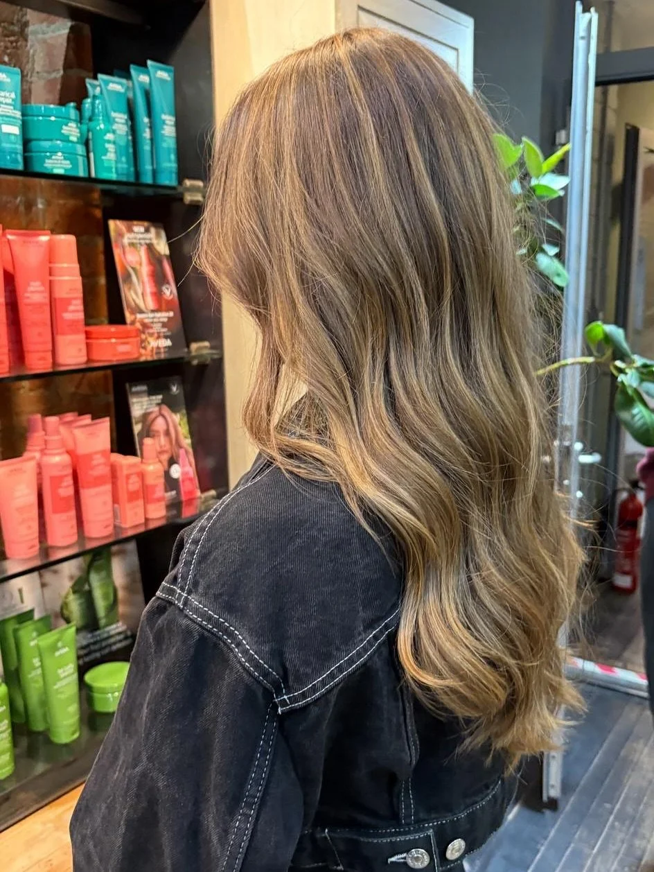 Back-to-school vibes, but make it chic ✨
Golden-toned balayage and a fresh cut by Franco. Who says a new term glow-up is just for the kids? 

#Balayage #GoldenHair #BlondeHair #BlondeBalayage #NewHair #BrightonHair #BrightonSalon #BrightonHairdresser