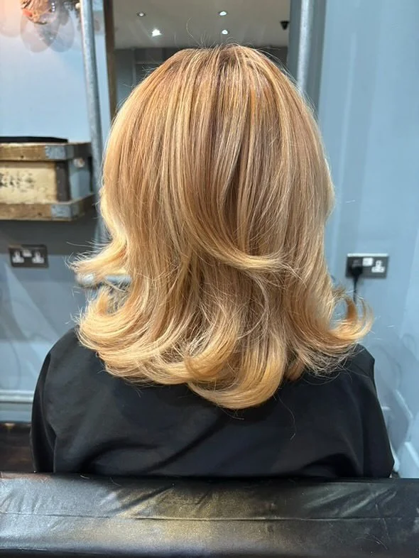 A dreamy autumn refresh 🍁🍂

Charlotte created this gorgeous look with a half head of highlights, finished with a coppery-gold gloss toner for all-over warmth and shine. Treated with @avedauk Botanical Repair range to leave hair stronger and smoothe