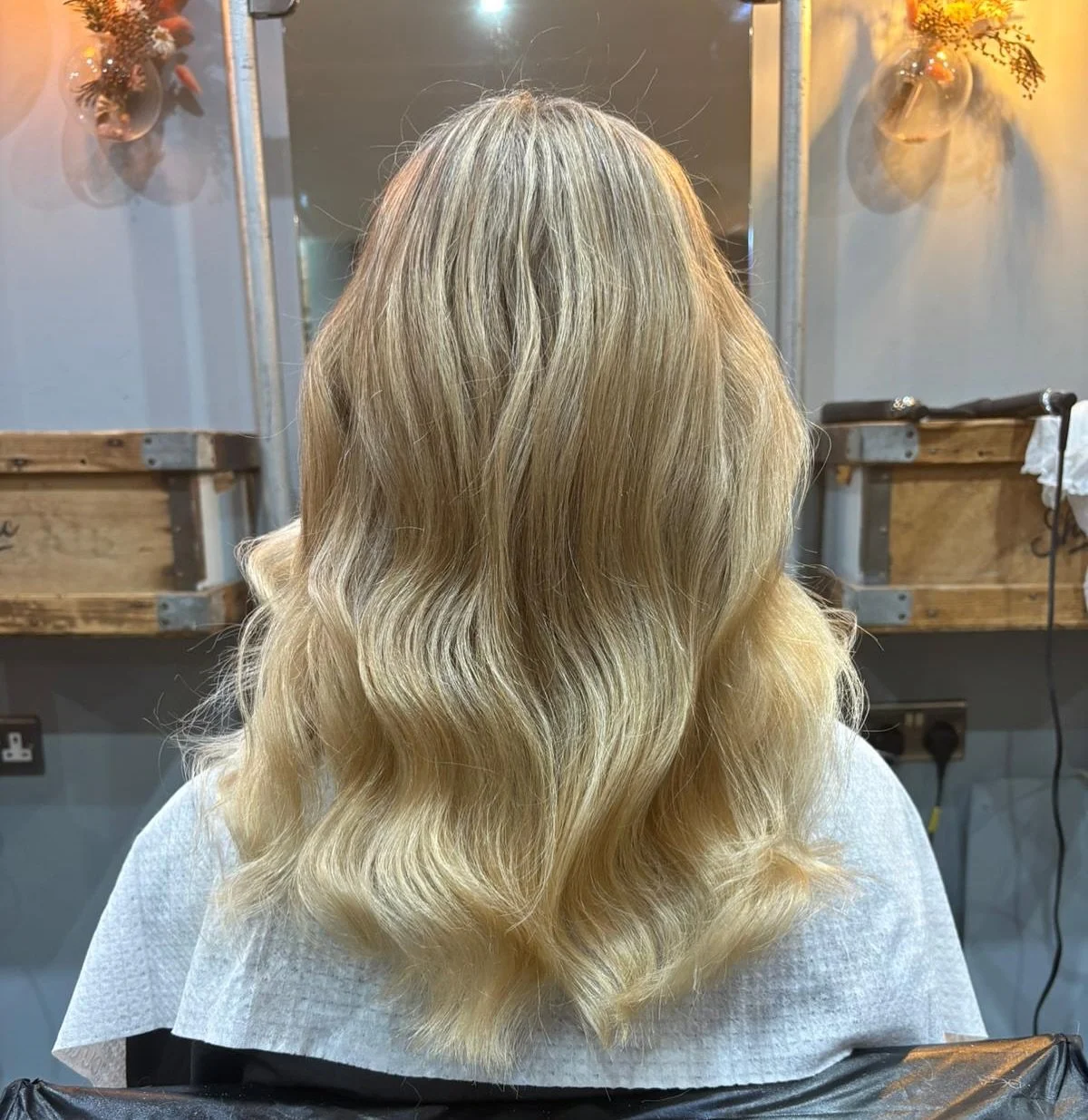This blonde is officially back in her bright era 🌟

Charlotte worked her magic on her gorgeous client with bleach foils for that fresh, dimensional lift, melted it seamlessly with a soft root shadow, and finished with beige toner.

She completed the