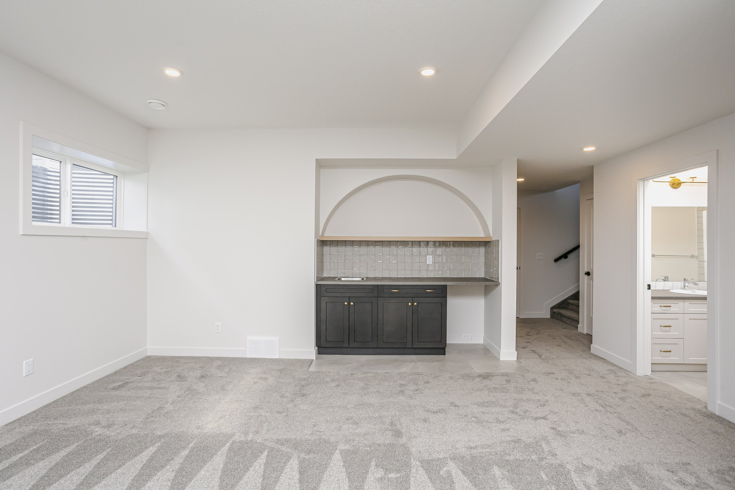 Wet bar in the Lakehouse at 53 Jubilation Drive in Jensen Lakes by Urbis Infill Homes.