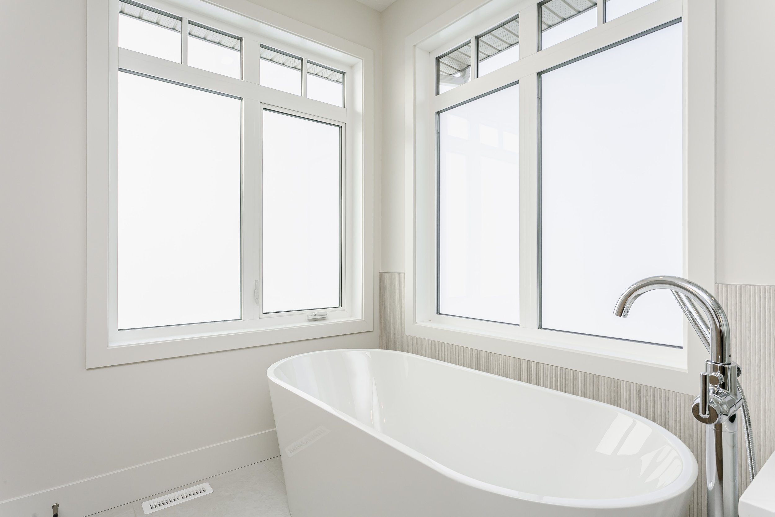 Standalone tub in the Lakefront at 24 Jubilation Drive in Jensen Lakes St. Albert by Urbis Infill Homes. (Copy)