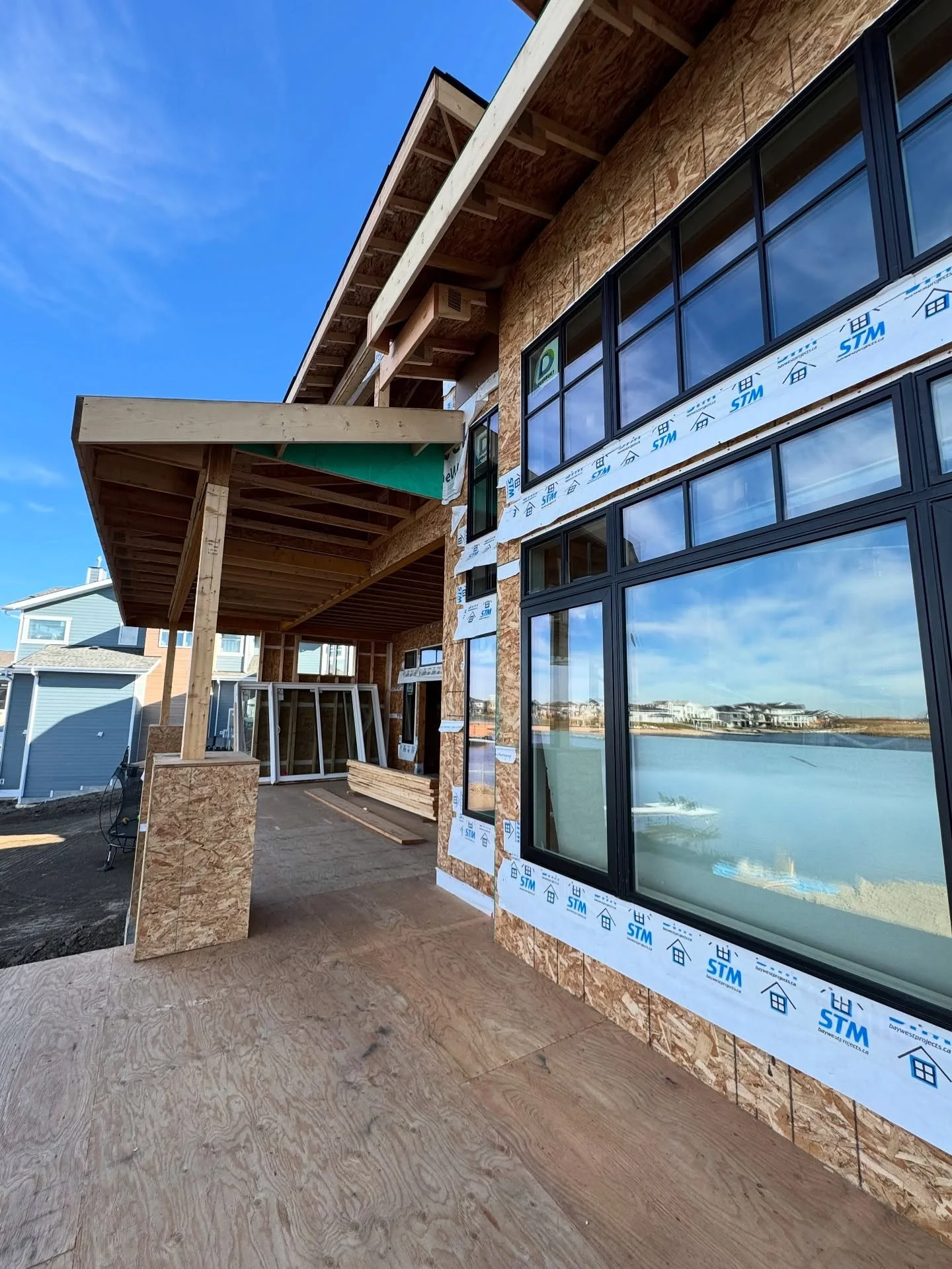 Behind the scenes at The Lakefront II in @jensenlakes. 🛠️
Framing is nearly complete, the basement concrete has been poured, windows are going in, and plumbing rough-ins have just begun at this Jensen lakeside beauty. 
Our team is buzzing about th