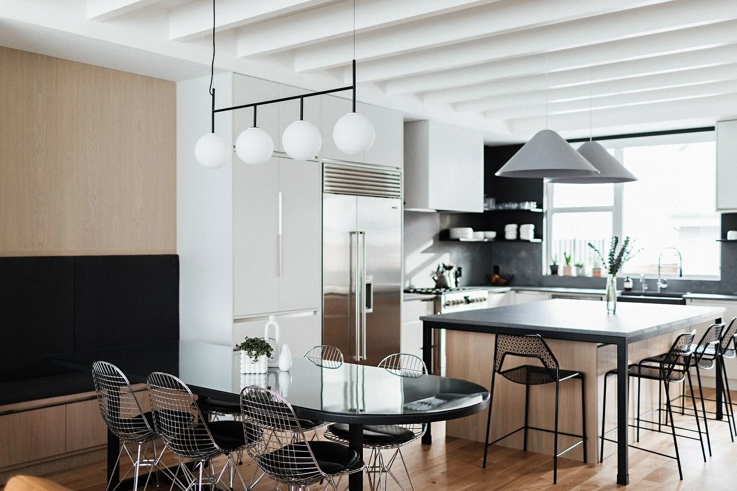 High ceilings, higher style.
The sky is the limit (literally 😉) when it comes to ceiling details in your custom Urbis home. From beams and vaults to skylights and wood panels, style and personality shine from the top down. ☁️
Which ceiling designs