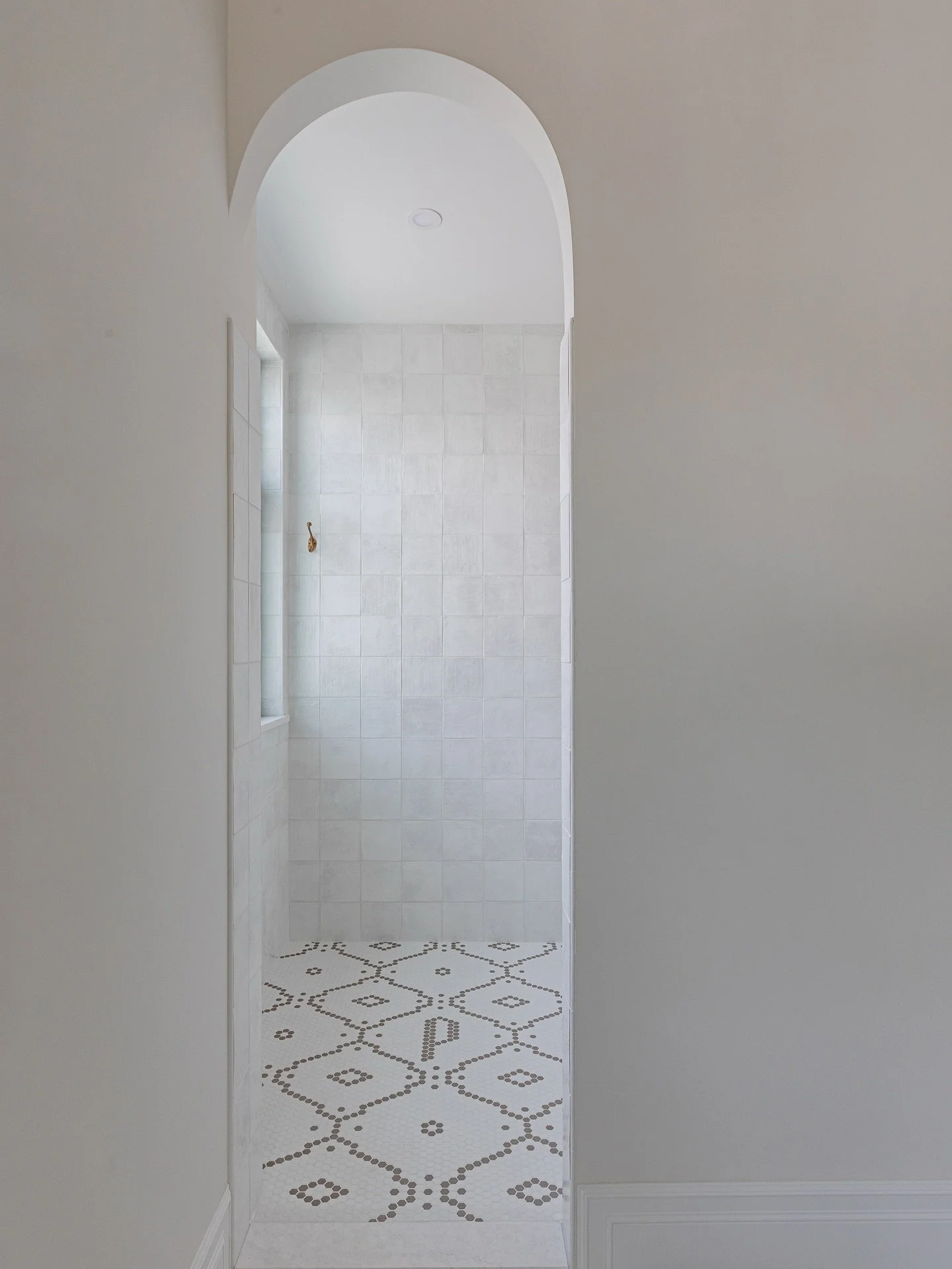 Sophisticated, classy, and endlessly chic. 💫
White-on-white detailing, graceful archways, and vintage accents make this ensuite the ultimate spa escape.
And those shower floor tiles? 😍
📍Ada Boulevard Custom
#urbis #urbisinfill #ensuite #bathro