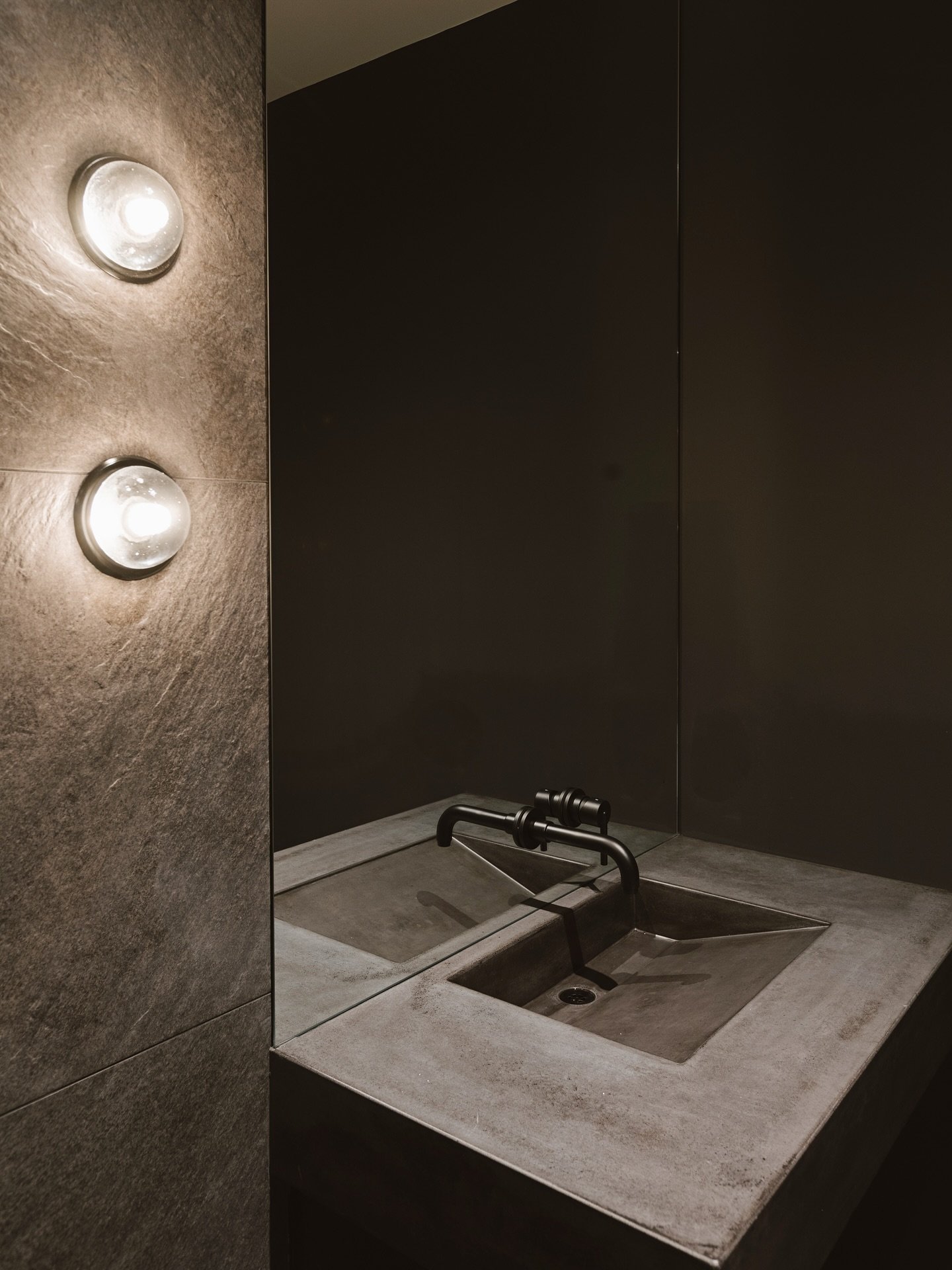 Dark, dramatic luxury done right.

📍Crestwood 146

#urbis #urbisinfill #homedesign #homeinspo #bathroominspo #moodydecor #moodyaesthetic #bathroomdesign