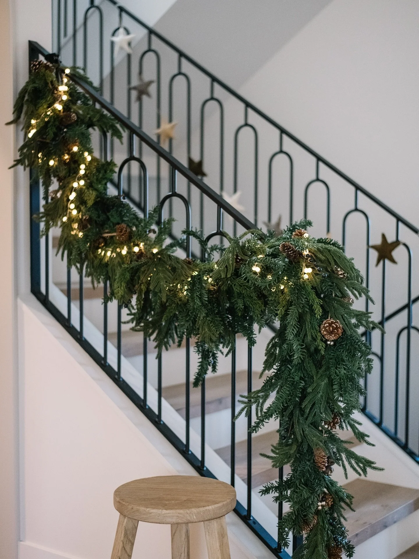 A home dressed for the season. 🎄🌟

📍Glenora 139 custom build by Urbis, styled for the holidays by @simoneandivy.ca.

#yeghomes #holidaydecor #holidayhomedecor #yegnewhomes #yegrealestate #yegholiday #edmonton