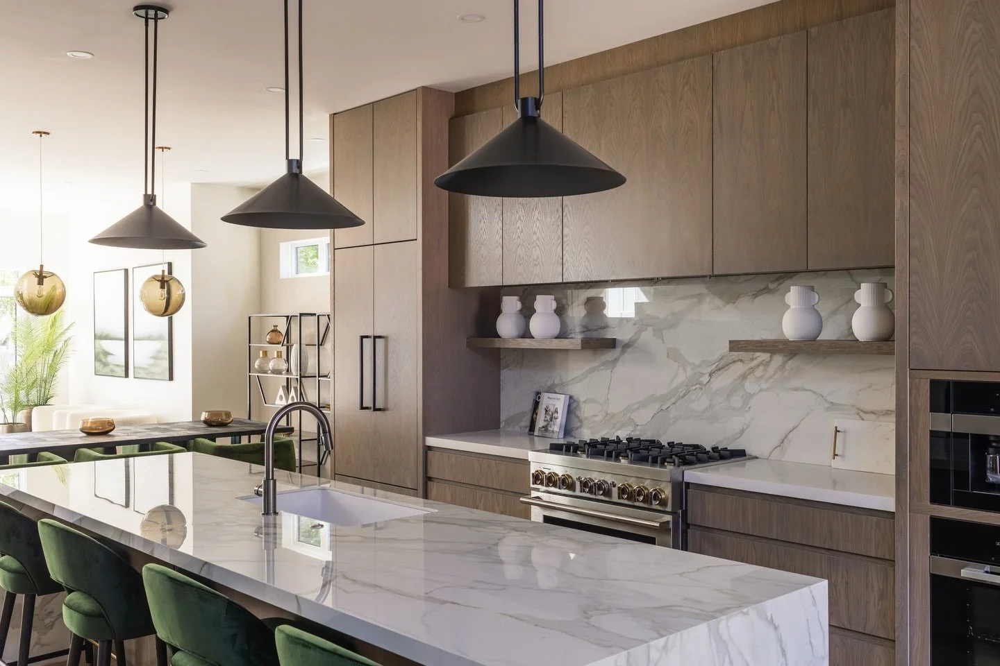 The art of home. 🎨

With mid-toned woods, glossy whites, and sleek glass panelling, this legacy Crestwood project captivates at every turn.

Save this post for later, and visit the Completed Projects section of the Urbis website for inspiration for 