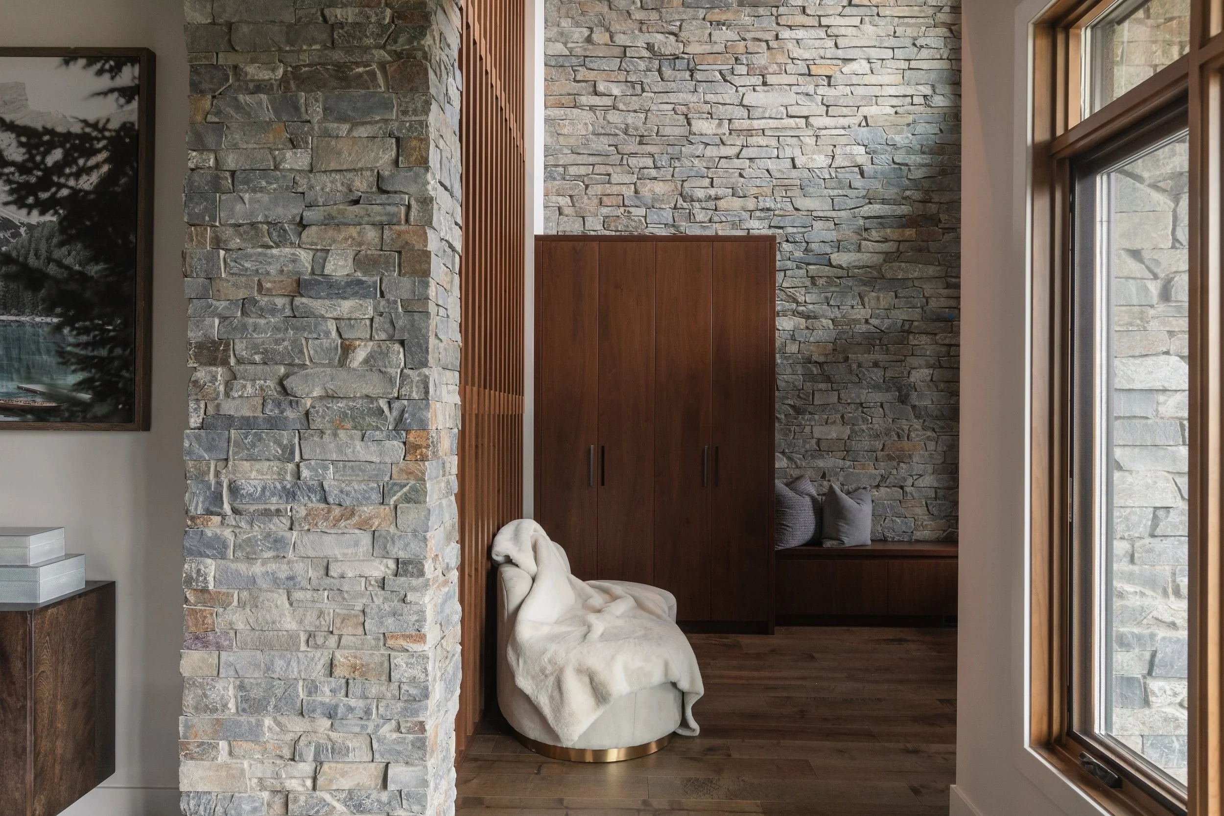 Revisiting Riverside Drive.

Inspired by renowned architect Frank Lloyd Wright, this 6,725 sq. ft. home blurs the lines between indoors and out with a focus on &lsquo;organic architecture.&rsquo; 🌲 Rich natural woods, floor-to-ceiling stonework, and