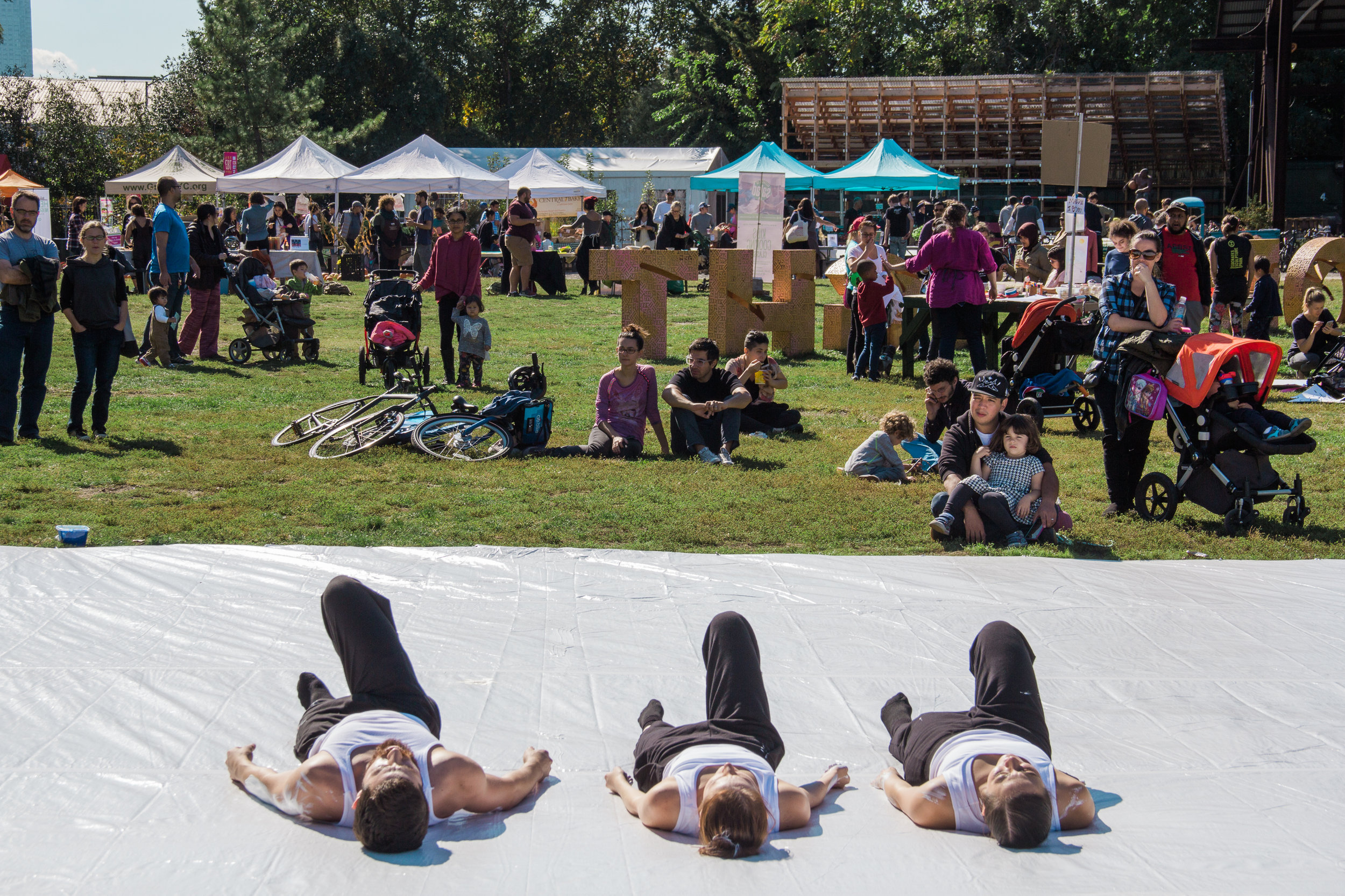   And from a void we can suddenly give birth. The youth and harmony of things can pave a way to eternity, and perhaps of love. So could love be white?    #socratessculpturepark       #symposium       @socratespark    with    @caitlinplusdancers      