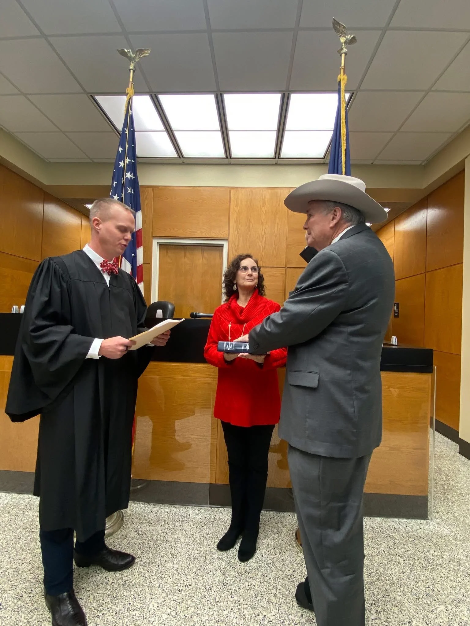 Swearing in Sheriff Larry Smith