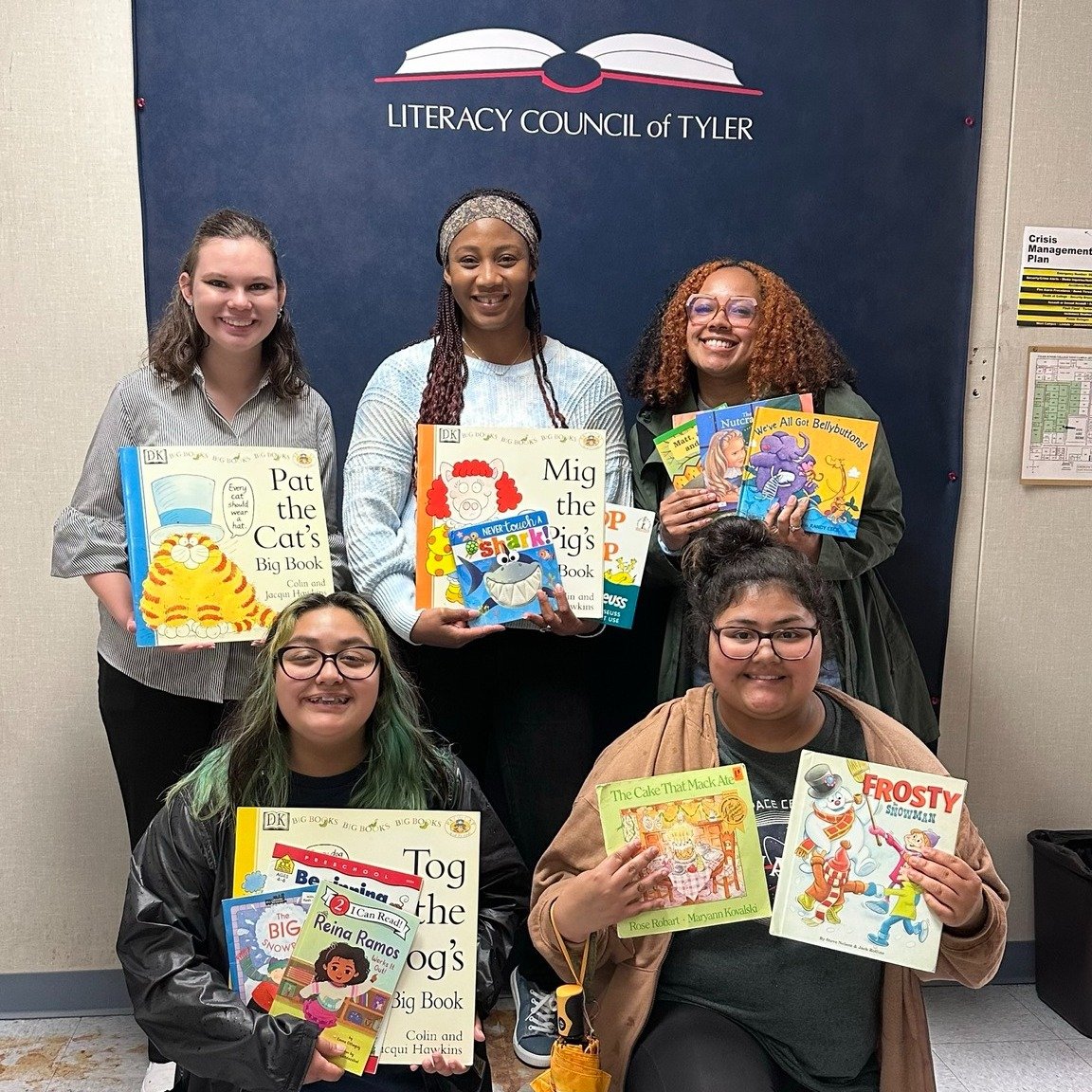 📚🎉A HUGE thank you to our friends from the Student Society of Human Resource Development (SSHRD) at UT Tyler for hosting a book drive for our Bill's Bookshelf initiative! 📖🌟

Bill's Bookshelf is a project that provides new or gently used children