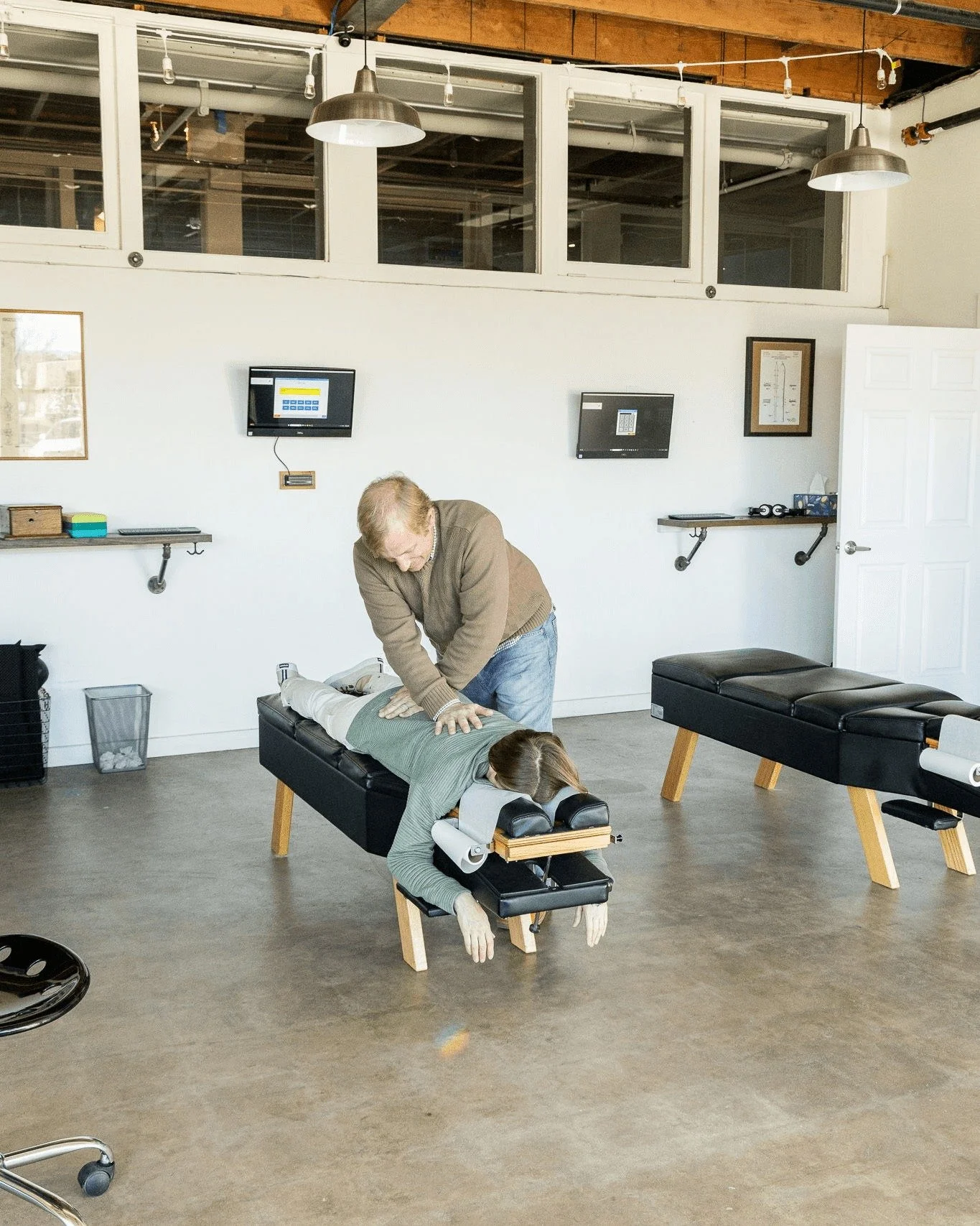 You're not in your Back Pain Era, right? 😏
We&rsquo;re here for the Re-Alignment Era, where you feel energized, mobile, and ready for the weekend tour (aka grocery shopping and kids&rsquo; sports).
Slide through for an adjustment before you roll int