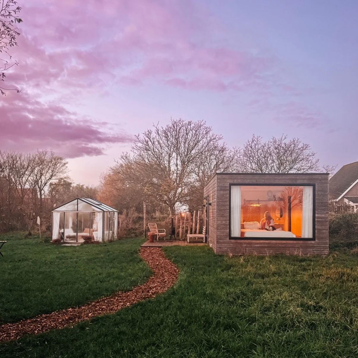 Als je deze winter ergens naartoe wilt waar het &eacute;cht lekker cocoonen is, dan zit je bij @tinyhouselantliv helemaal op de juiste plek. Uren badderen in de knusse kas, warme choco bij het vuur en in slaap vallen met uitzicht op de sterren. In de