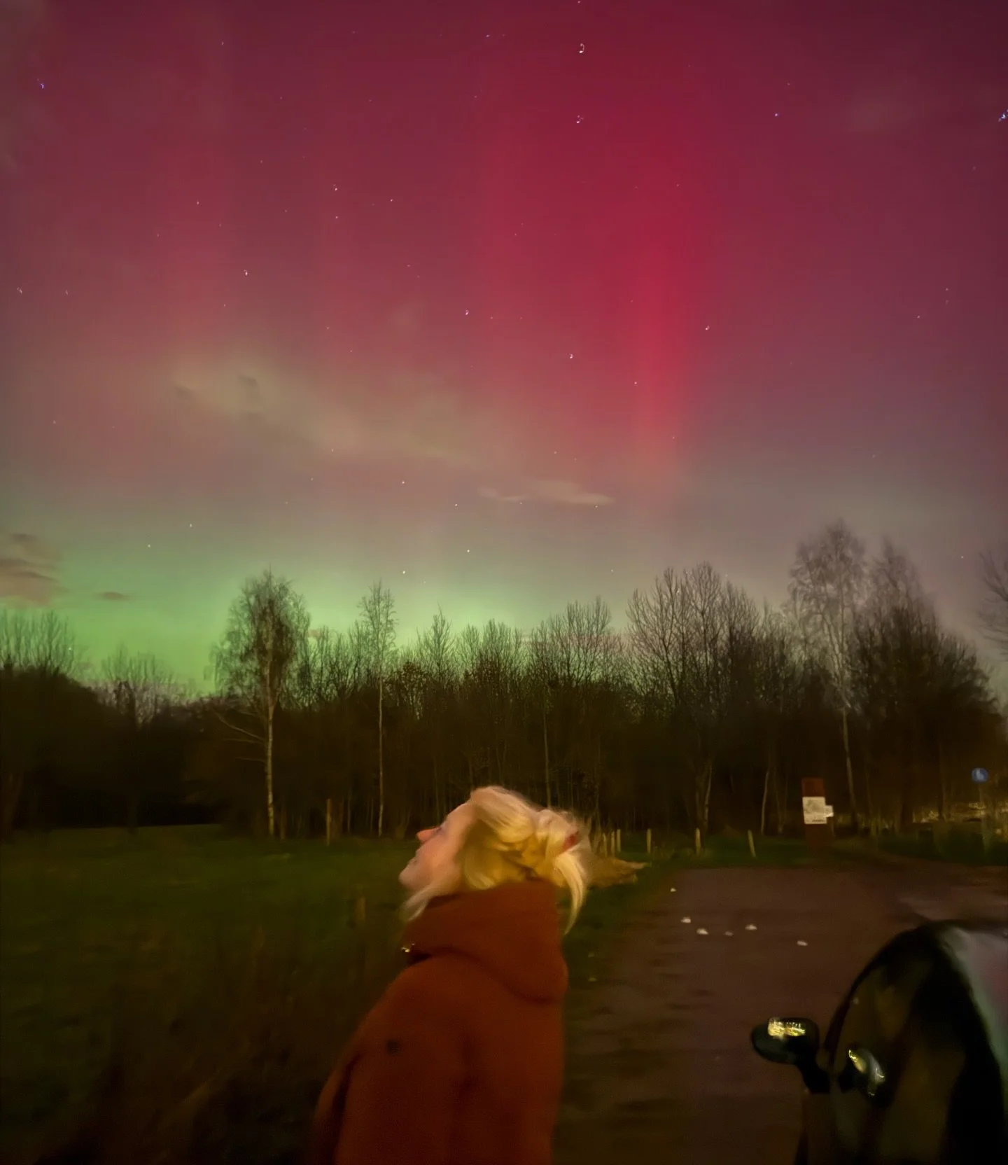 Nog een paar plaatjes dan van gisterenavond: in hartje Utrecht en net buiten de stad 🩷✨ Er is nog steeds wat activiteit te zien (ik gebruik de Aurora app om dit te checken) en hoewel het vanavond wat lijkt af te nemen, kan het geen kwaad om (in iede