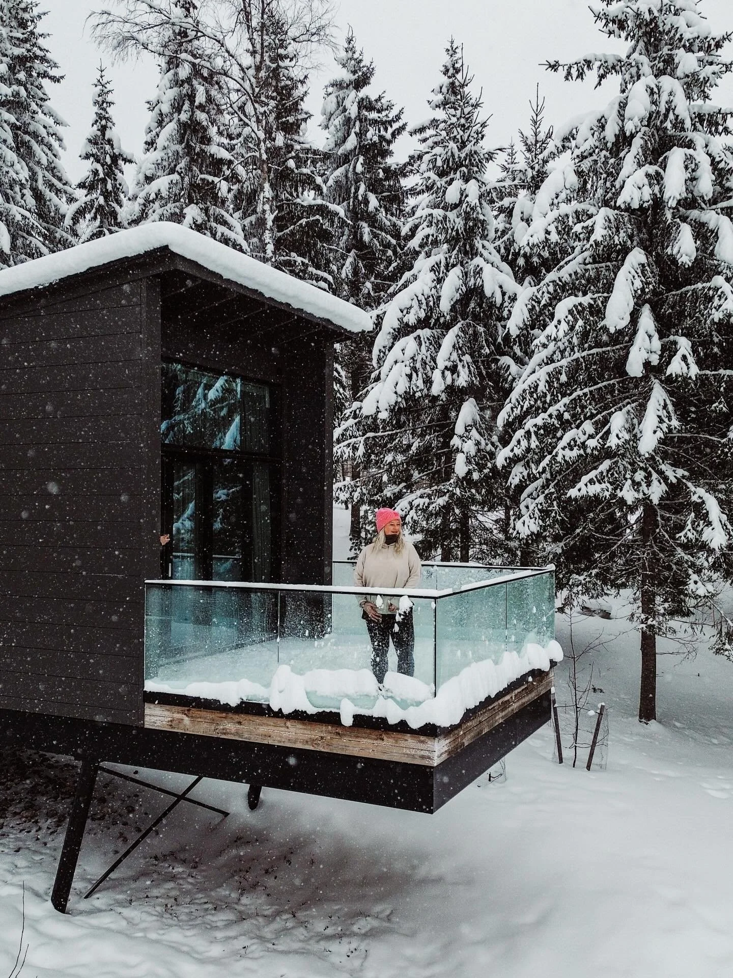 Dat dit gewoon best&aacute;&aacute;t. ❄️ Een kleinschalig resort in Zuid-Finland met sauna aan het meer, een ijswak, bubbelbaden en prachtige villa&rsquo;s midden in de natuur. @pihlasresort, je bent &eacute;cht een droom! Zeker met dat magische laag