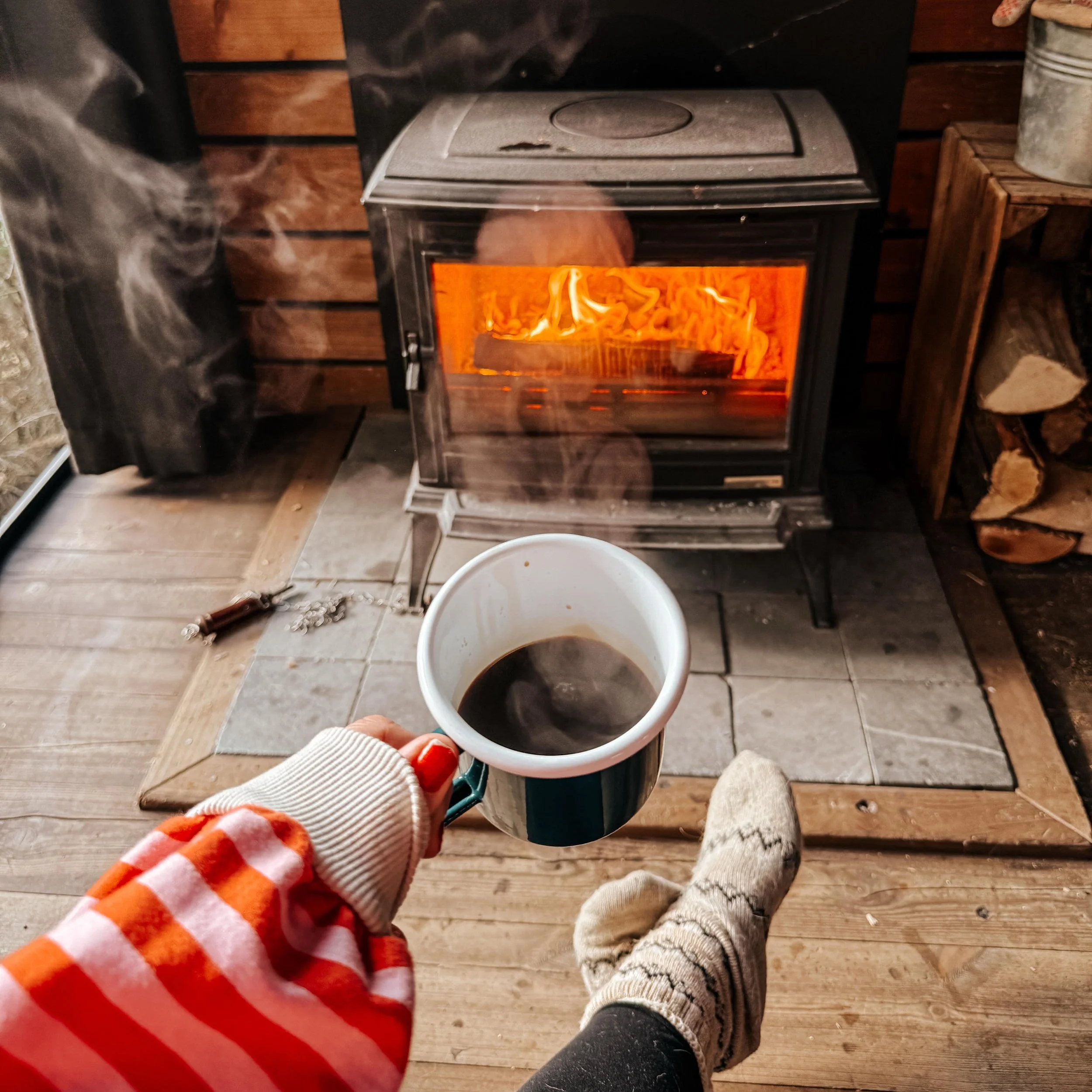 Cosy details bij @nutchel_cabins: alles wat je (of althans ik haha) nodig hebt voor een fijne overnachting in de bossen. Koffie, een goed boek, vuurtje, een lekker bed, knusse lampjes en heerlijk eten. En natuurlijk een clingy Jutter 🐕 💚 Krijg door