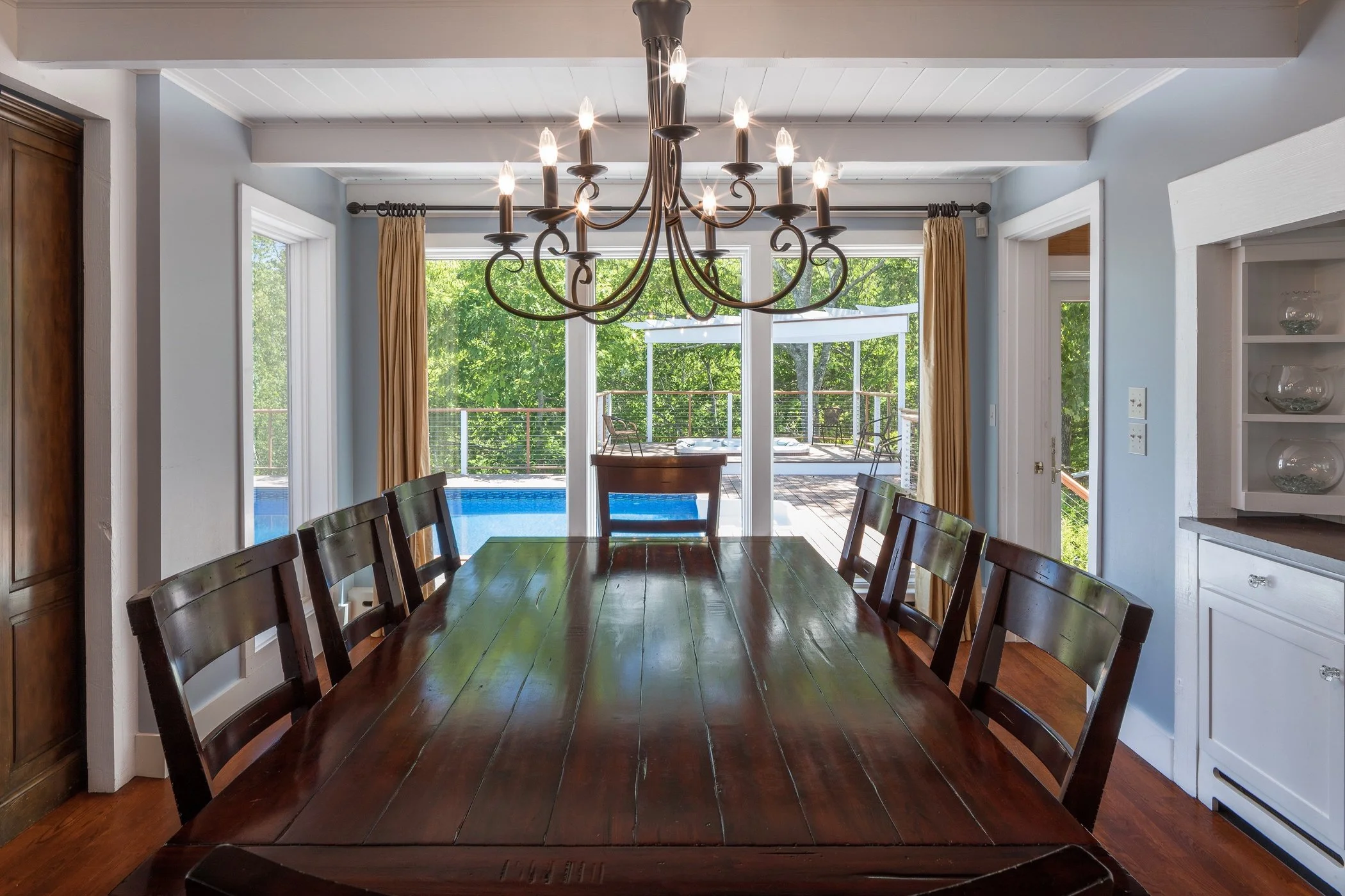 Elegant dining room for 12-14 guests