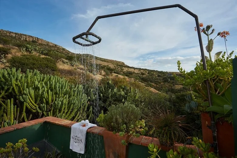 18 - Outdoor shower.jpg