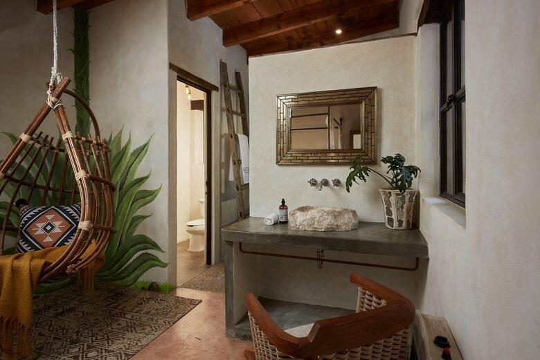 34 - Queen washroom.jpg