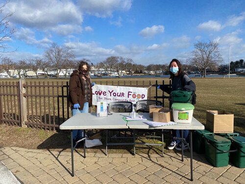 Elisa Terry and Samantha Murabito (left to right) doing outreach on Love Your Food at Harbor Island Park Farmers Market, 1/23/21