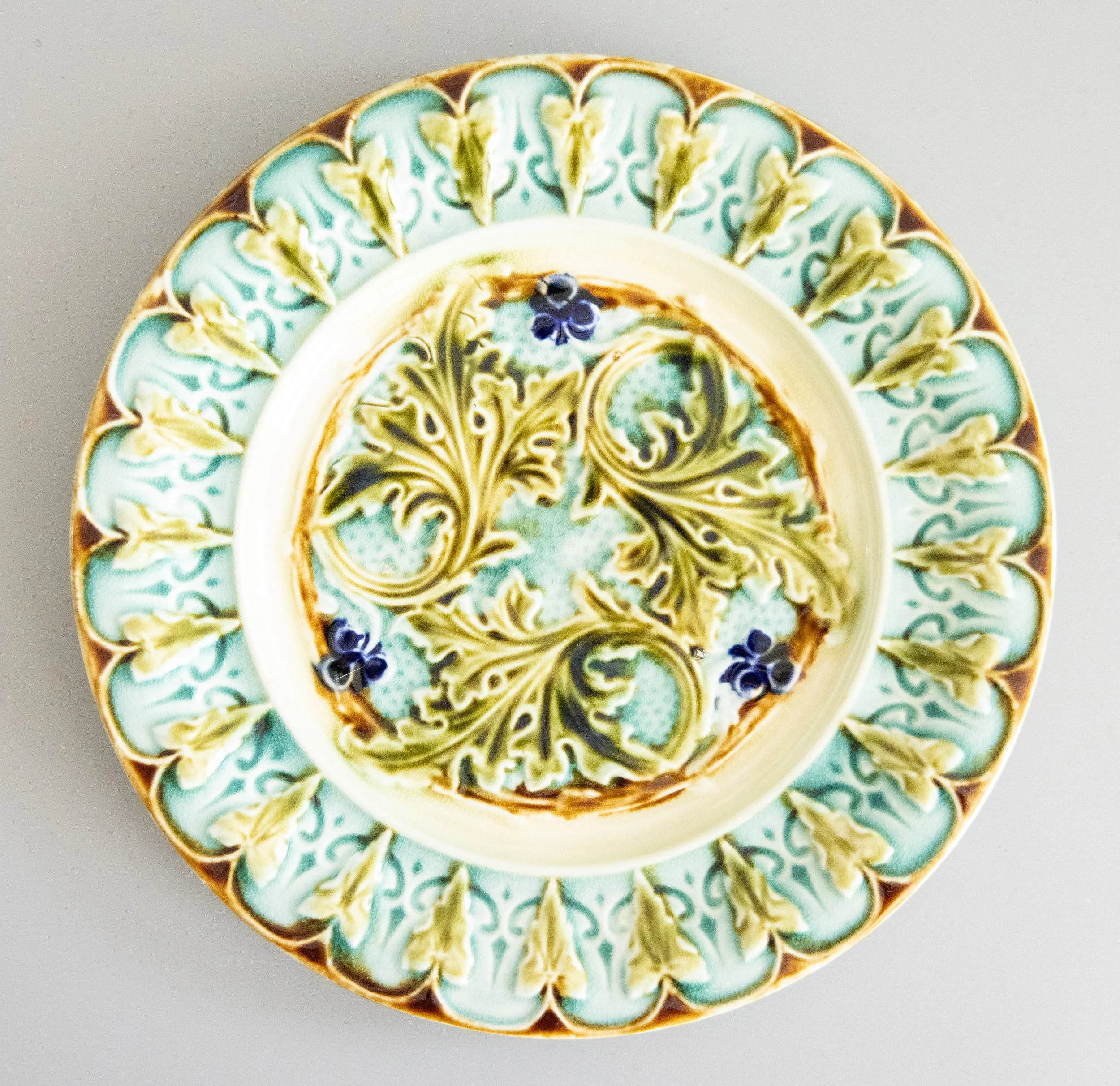 Antique French Majolica Acanthus Leaves and Ivy Plate, circa 1880