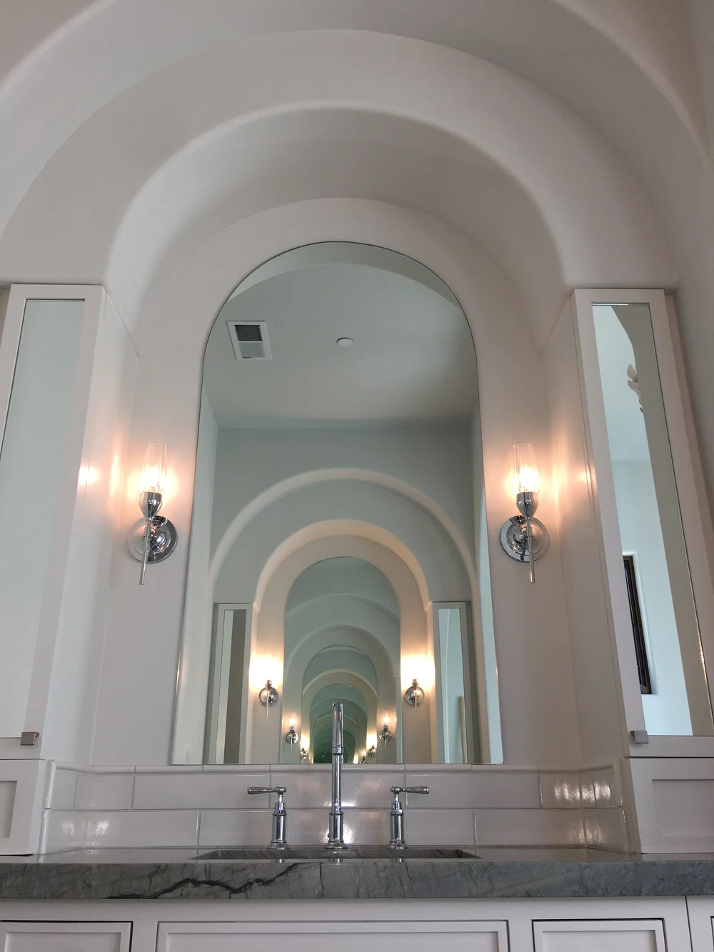  An infinite mirror moment in the primary bath. 