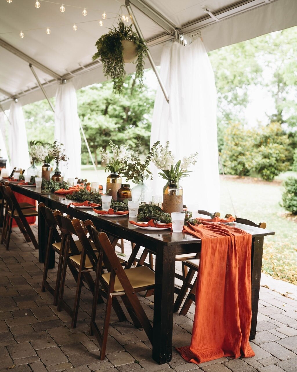 Fully obsessed with this tablescape and color scheme for a reception on our patio! ⁠
.⁠
.⁠
.⁠
⁠
📸: @jessicasteddomphotography⁠
#weddings #ravenswoodweddings #ido #shesaidyes #ravenswoodmansionwedding #ravenswoodmansionmoments #nashvillevenue #nashvi