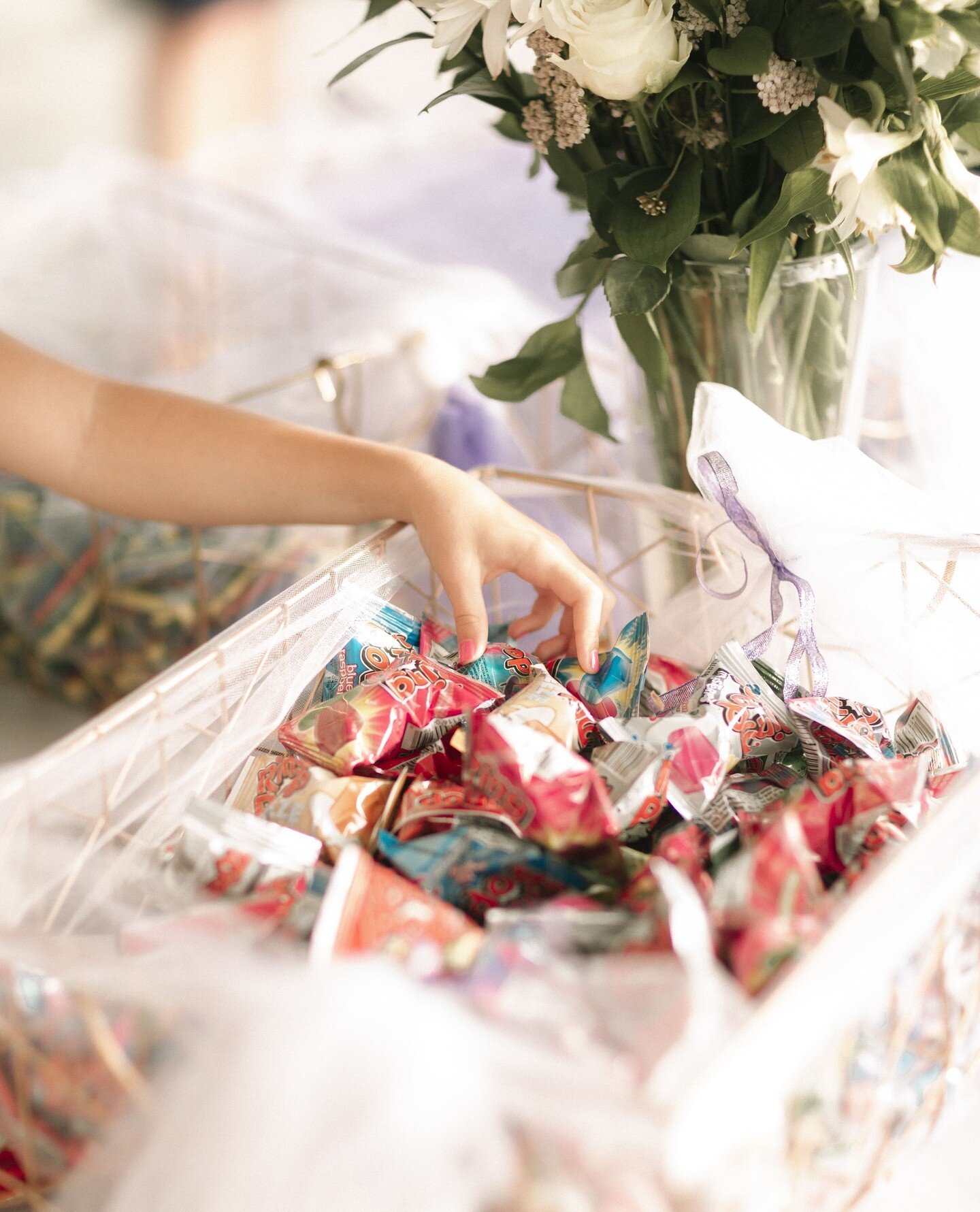 Put a Ring (Pop) On It! ✨💍 How perfect are these guest favors?!⁠
.⁠
.⁠
.⁠
.⁠
Photography by @ThreeNailsPhotography⁠
⁠
#weddings #ravenswoodweddings #ido #shesaidyes #ravenswoodmansionwedding #ravenswoodmansionmoments⁠
#tennessee #tennesseeviews #ten