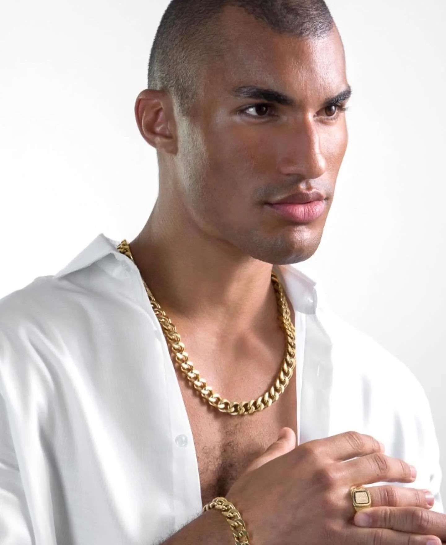 The perfect gift that every man needs. This 10mm classic men&rsquo;s curb necklace is made in Italy in precious 14K yellow gold formed around timeless sterling silver.