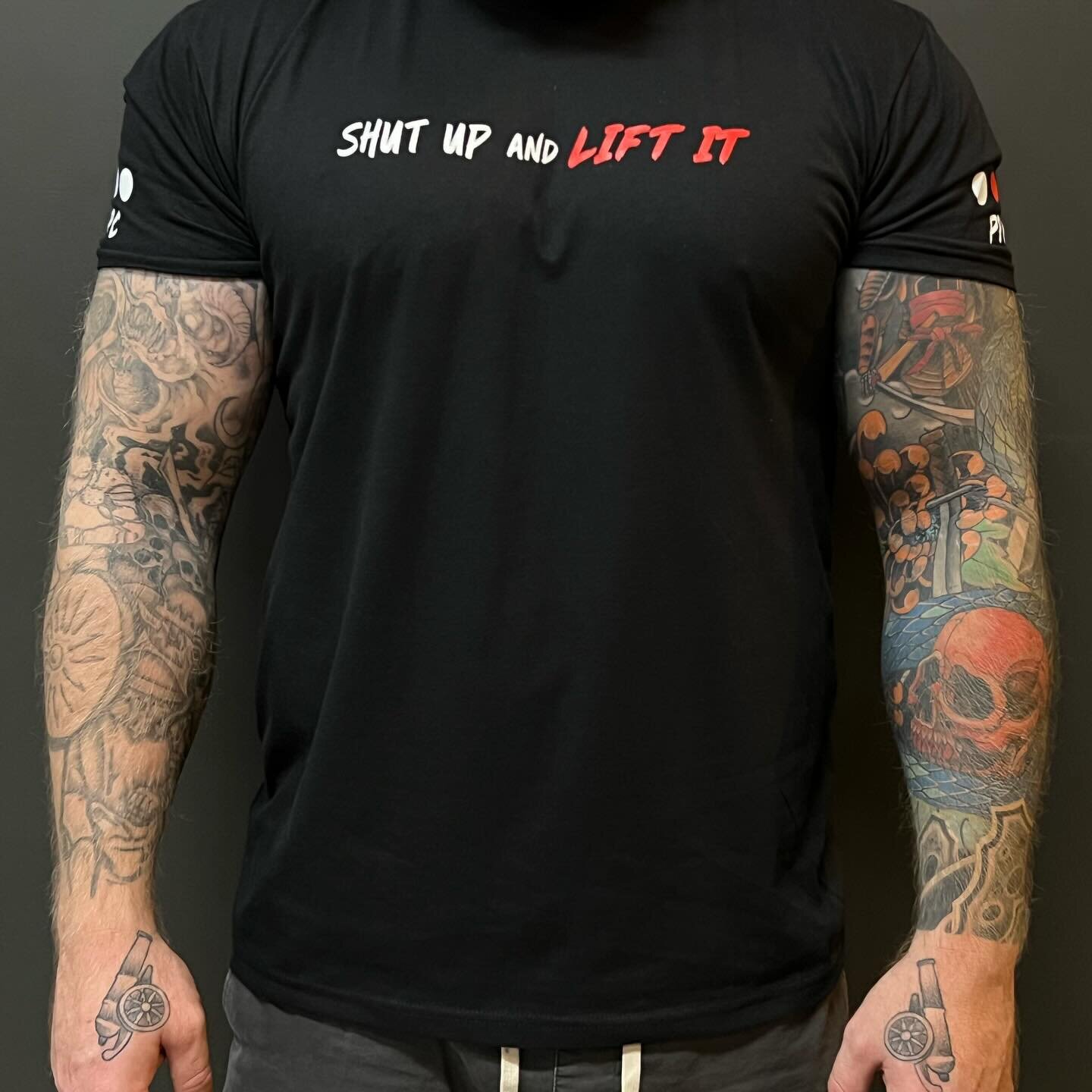 𝐁𝐞𝐬𝐭 𝐏𝐨𝐰𝐞𝐫𝐥𝐢𝐟𝐭𝐢𝐧𝐠 𝐓𝐞𝐞 𝐄𝐯𝐞𝐫? (Swipe to peep the &ldquo;good lift&rdquo; sleeves!
.
.
.
.
.

- [ ] #training health #fitfam #lifestyle #sport  #gymlife #fitness #gym #workout #fit #fitnessmotivation #motivation #bodybuilding #cro