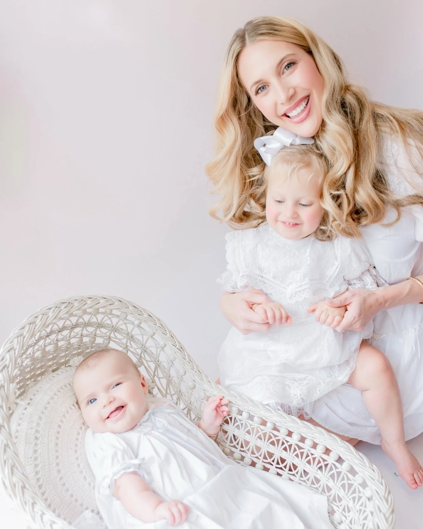 Motherhood is so sweet, so fun, so hard, but so worth it! @amberdoironcallahan // ✨✨✨
📸 @urbanbay 
.
.
.
#nashvillephotographer #nashvilleportraits #nashvilleheirloomphotographer