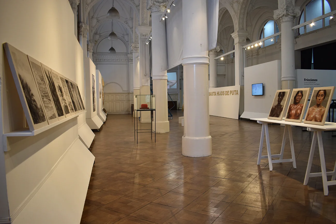 Vista de instalación. Exposición “Fricciones” de BienalSur. Centro Cultural Paco Urondo de la UBA, Buenos Aires, Argentina