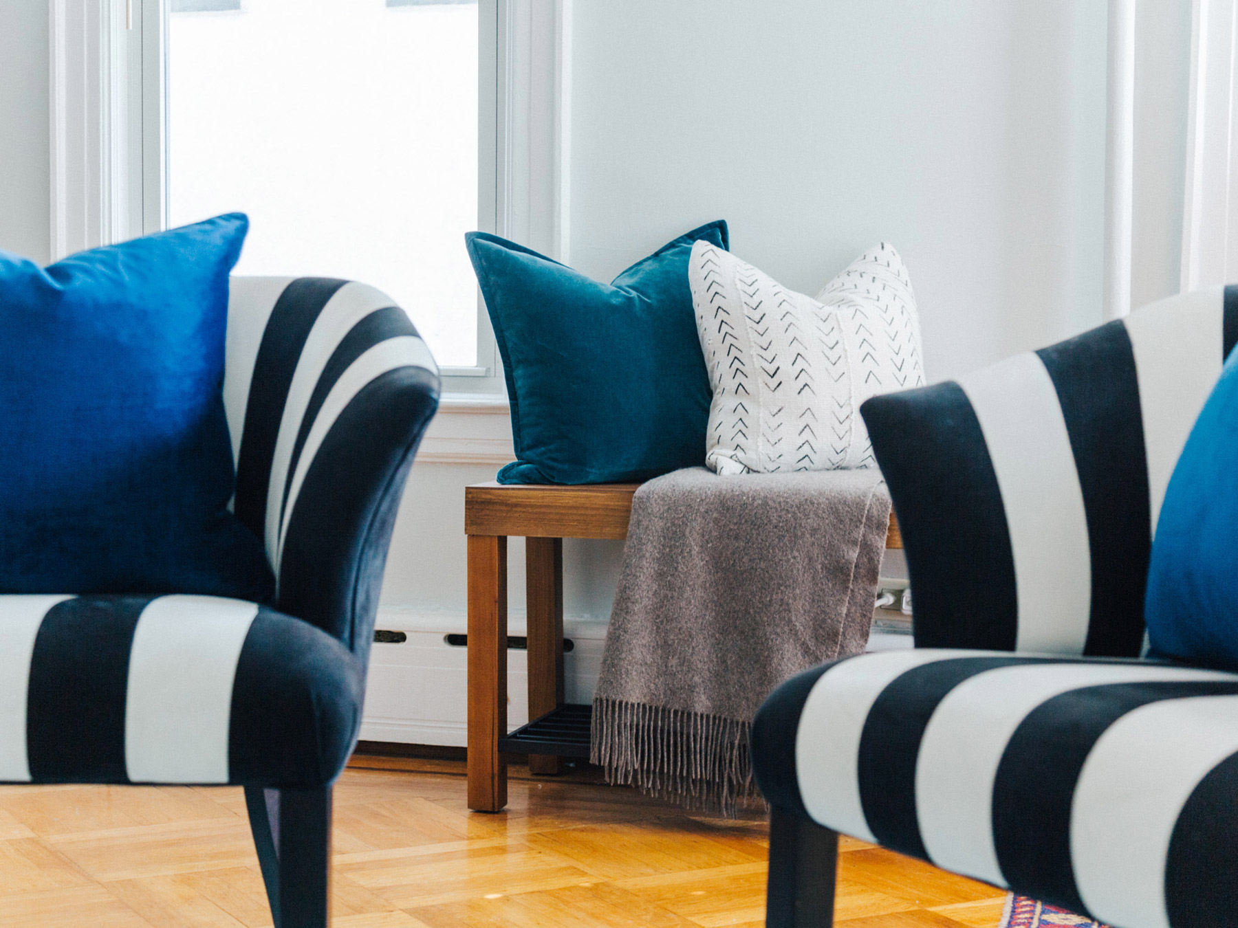black-and-white-chairs.jpg