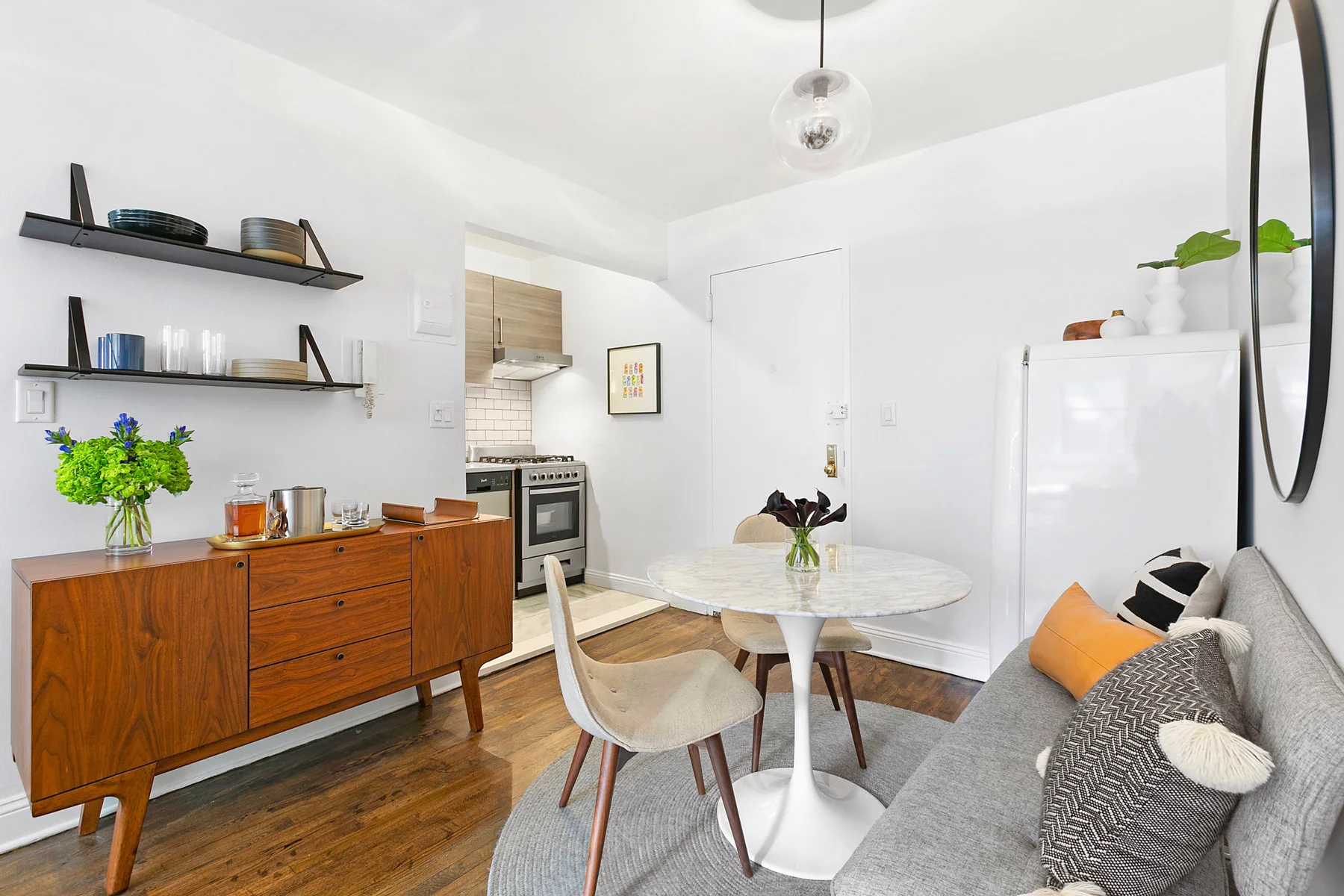 apartment-dining-room-midcentury-banquette.jpg